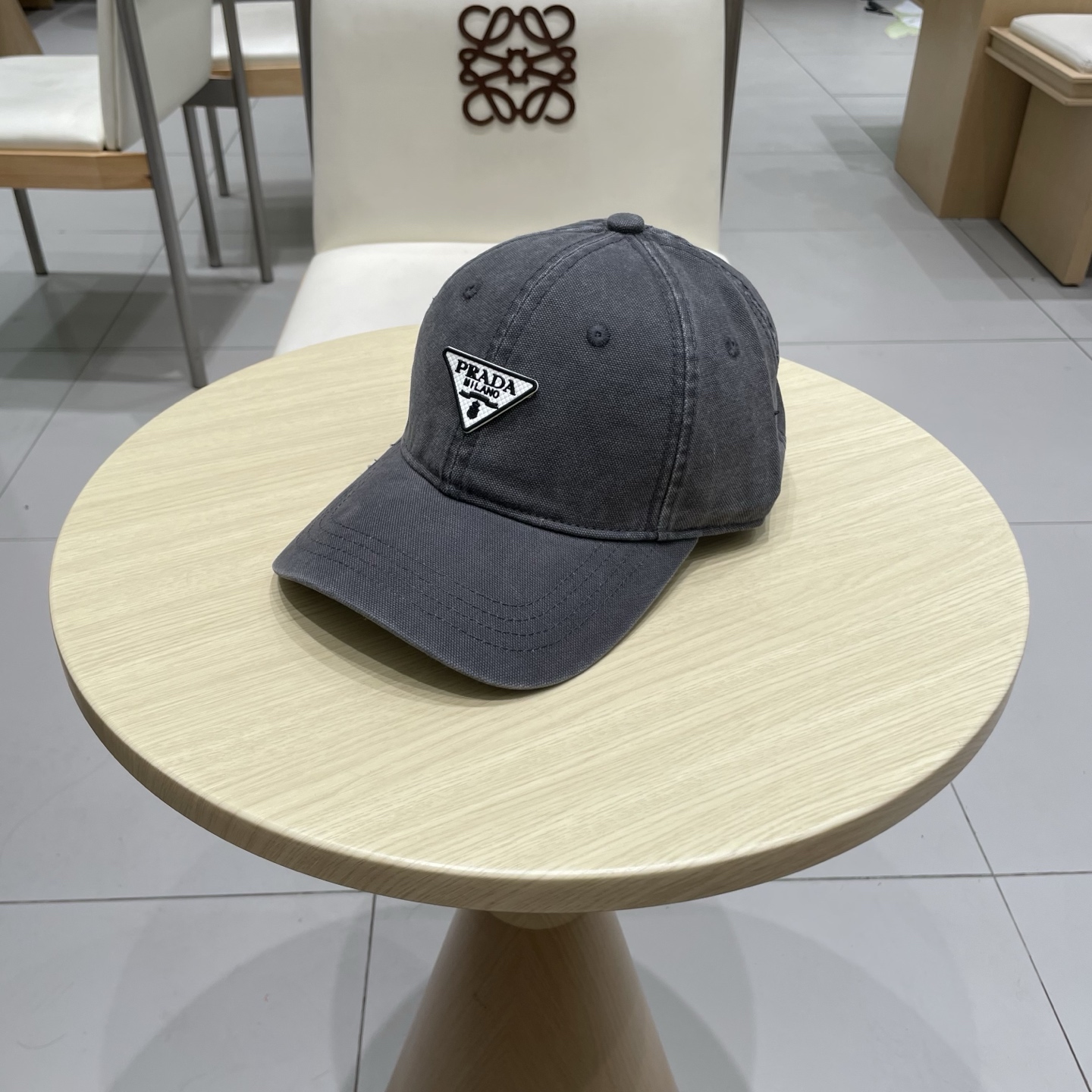   Pr@da 普拉达牛仔布倒三角棒球帽，秀场同款，面料柔软舒适
百搭休闲款，闭眼