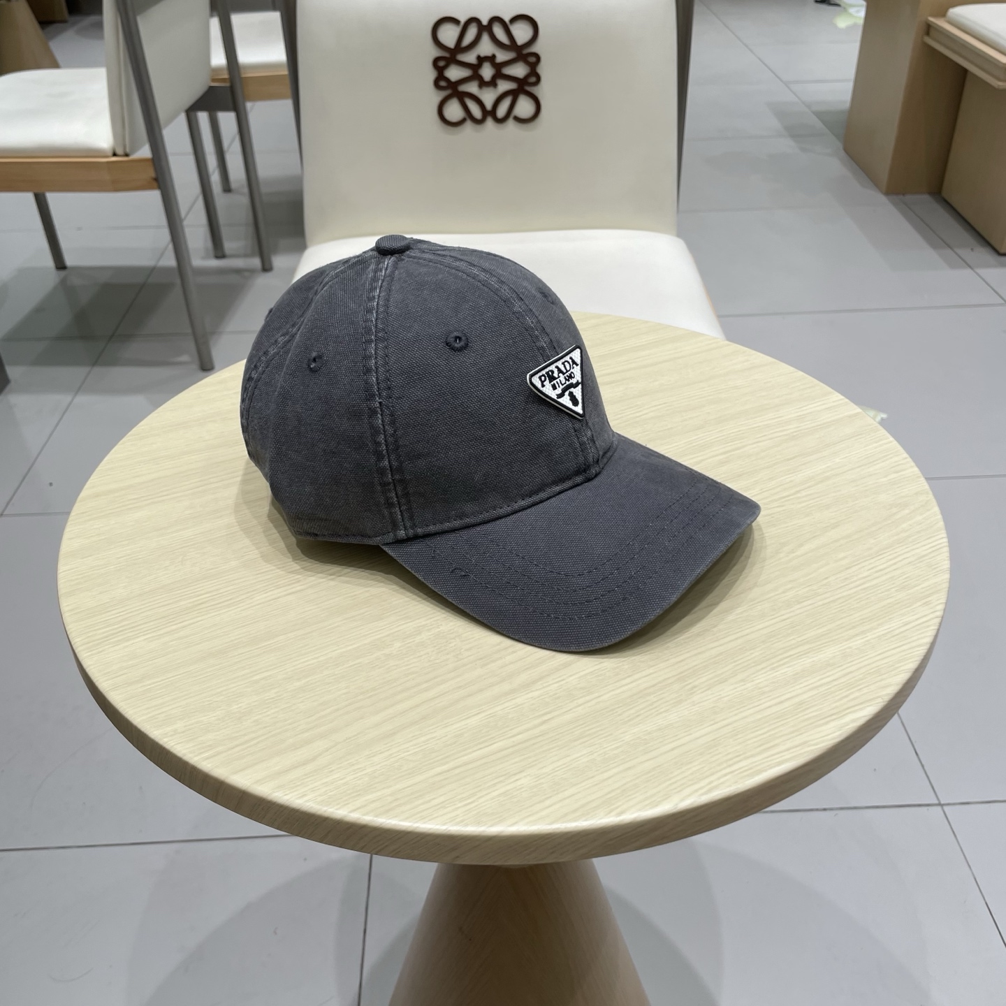   Pr@da 普拉达牛仔布倒三角棒球帽，秀场同款，面料柔软舒适
百搭休闲款，闭眼