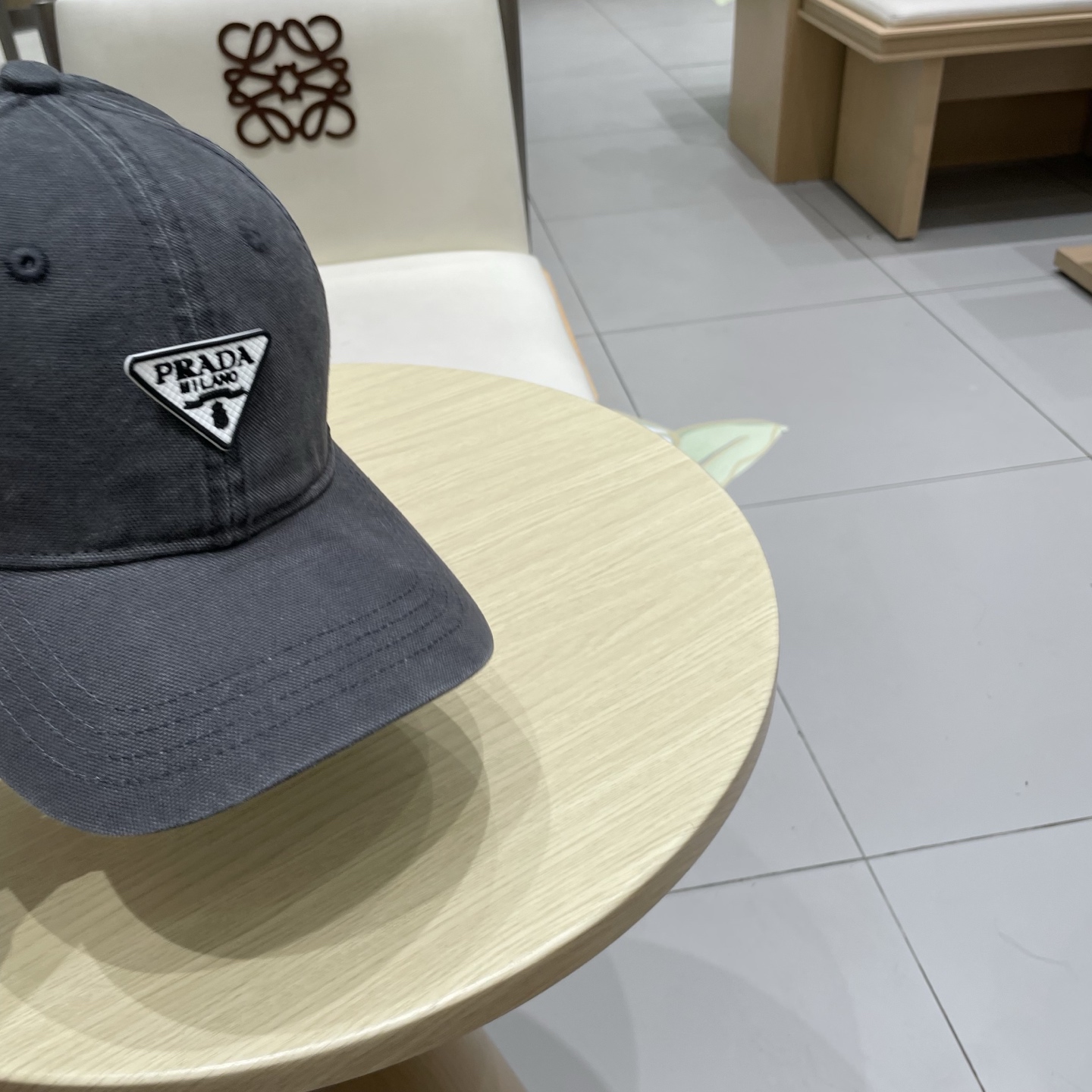   Pr@da 普拉达牛仔布倒三角棒球帽，秀场同款，面料柔软舒适
百搭休闲款，闭眼