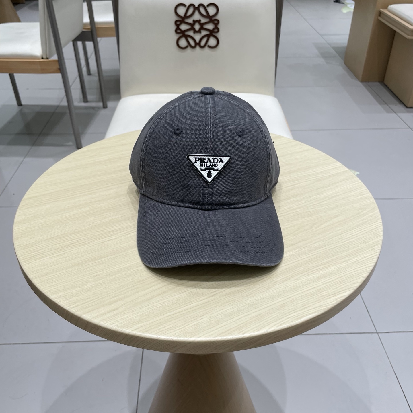   Pr@da 普拉达牛仔布倒三角棒球帽，秀场同款，面料柔软舒适
百搭休闲款，闭眼