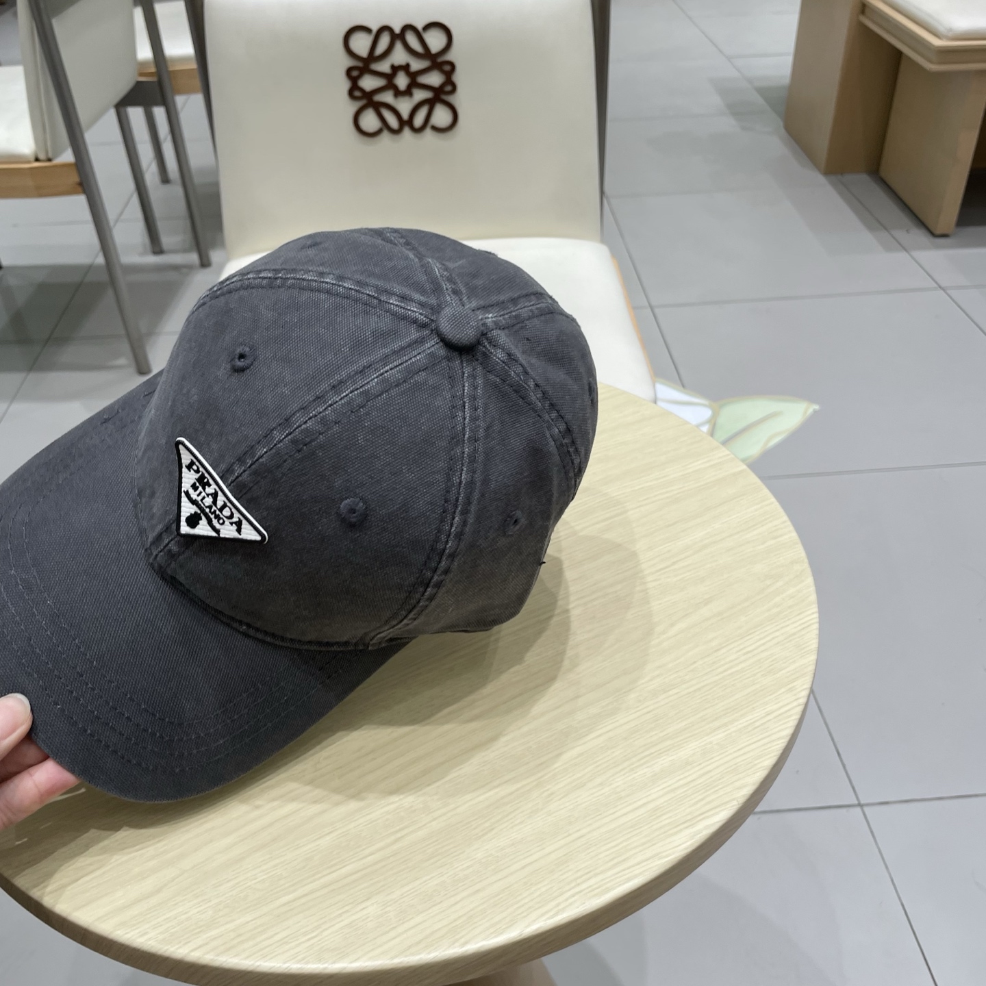   Pr@da 普拉达牛仔布倒三角棒球帽，秀场同款，面料柔软舒适
百搭休闲款，闭眼