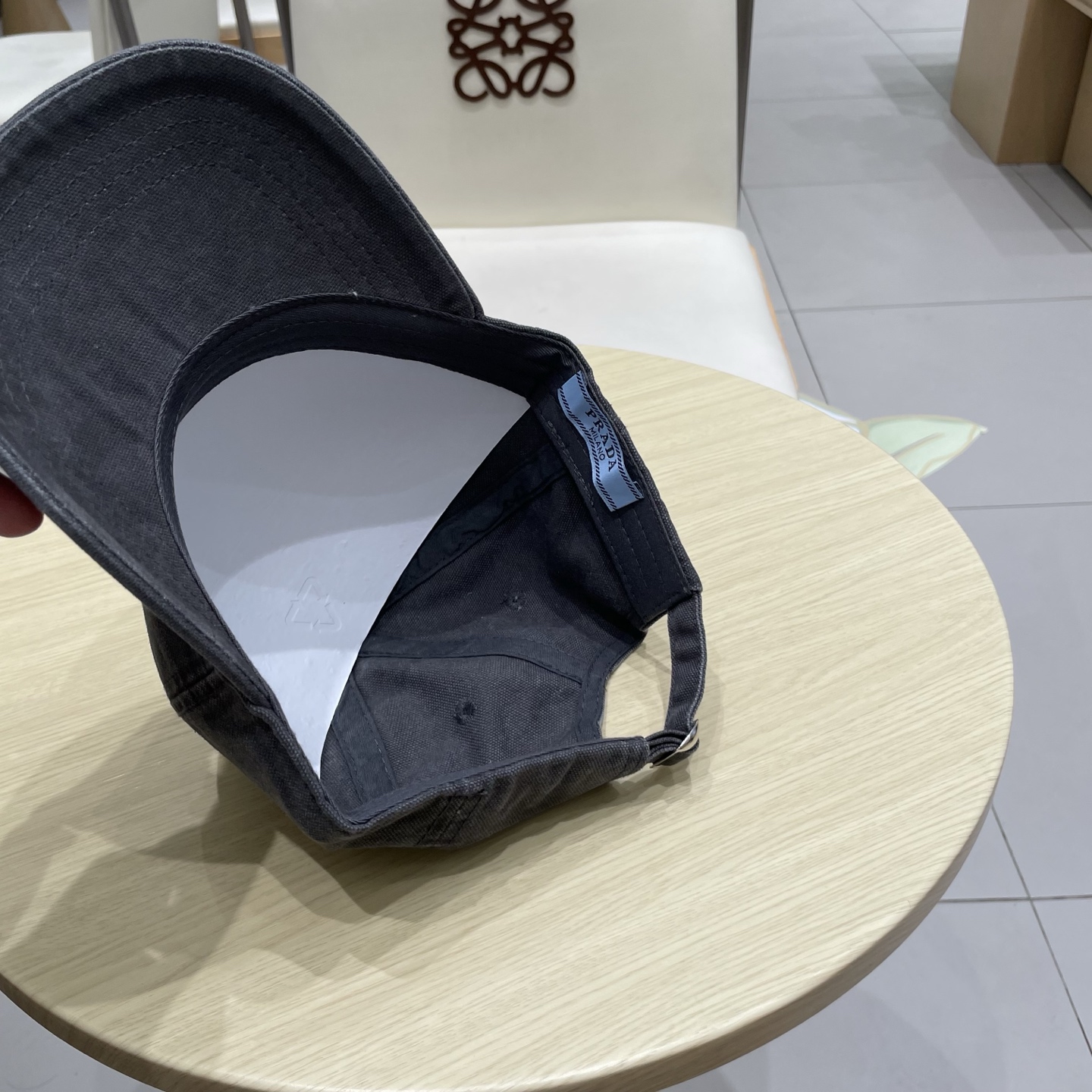   Pr@da 普拉达牛仔布倒三角棒球帽，秀场同款，面料柔软舒适
百搭休闲款，闭眼