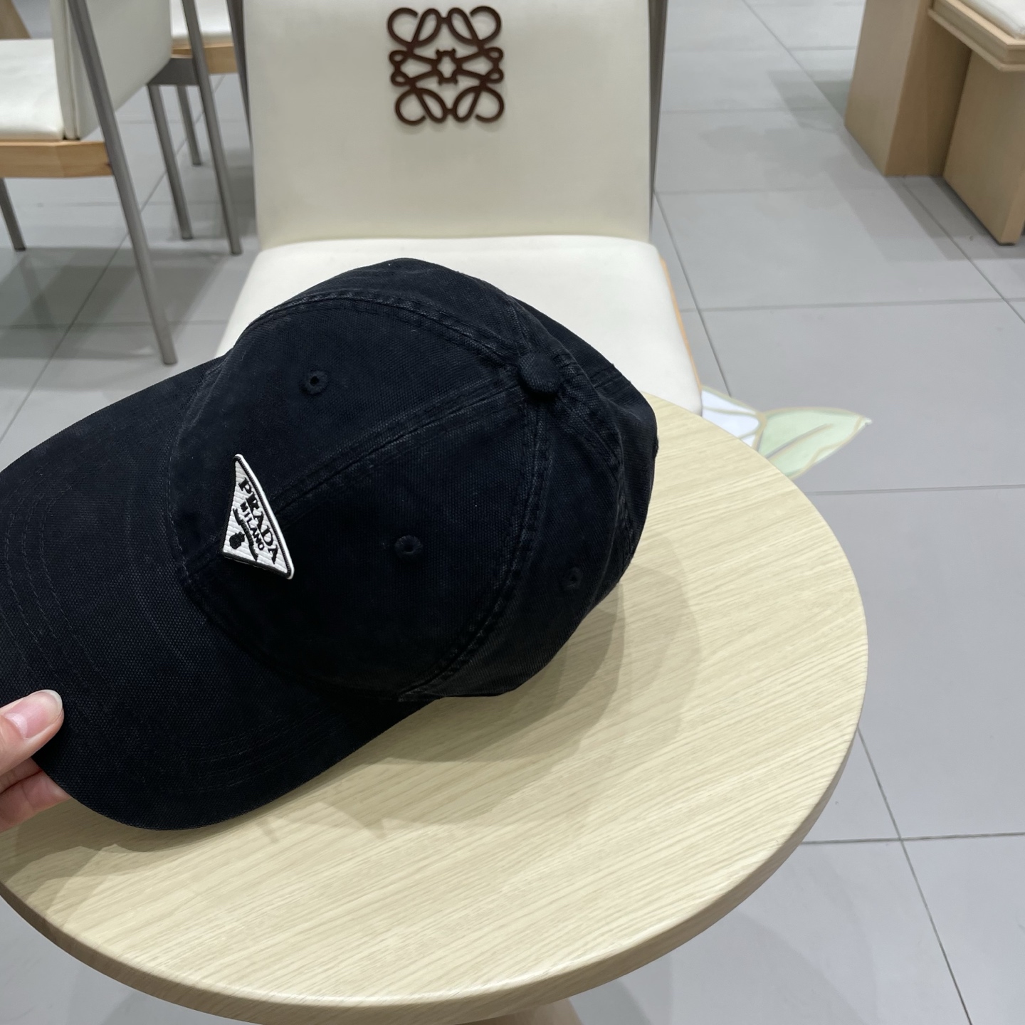   Pr@da 普拉达牛仔布倒三角棒球帽，秀场同款，面料柔软舒适
百搭休闲款，闭眼