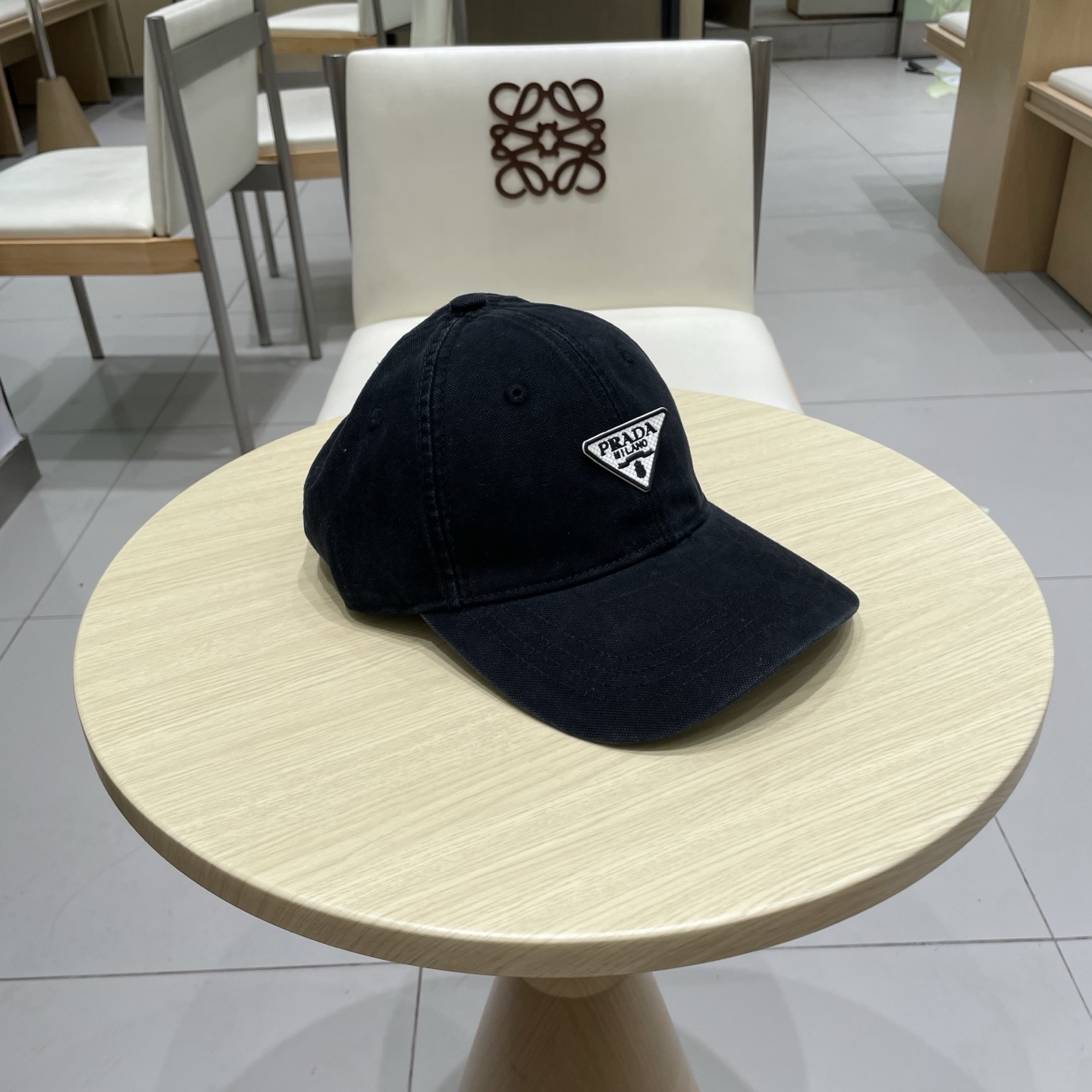   Pr@da 普拉达牛仔布倒三角棒球帽，秀场同款，面料柔软舒适
百搭休闲款，闭眼