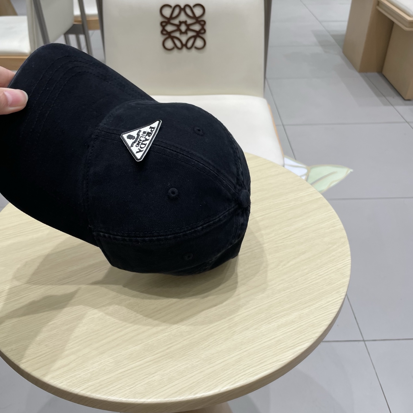   Pr@da 普拉达牛仔布倒三角棒球帽，秀场同款，面料柔软舒适
百搭休闲款，闭眼