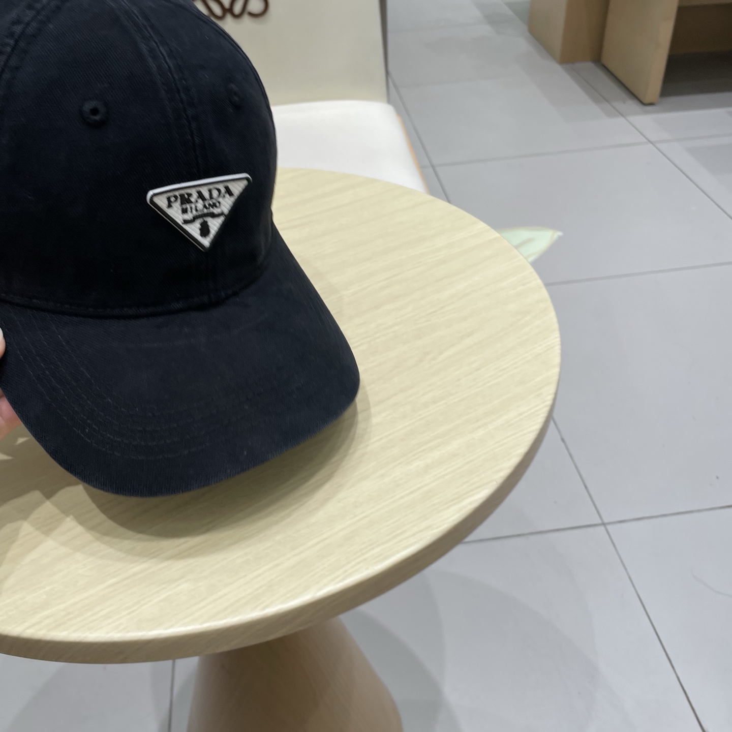   Pr@da 普拉达牛仔布倒三角棒球帽，秀场同款，面料柔软舒适
百搭休闲款，闭眼