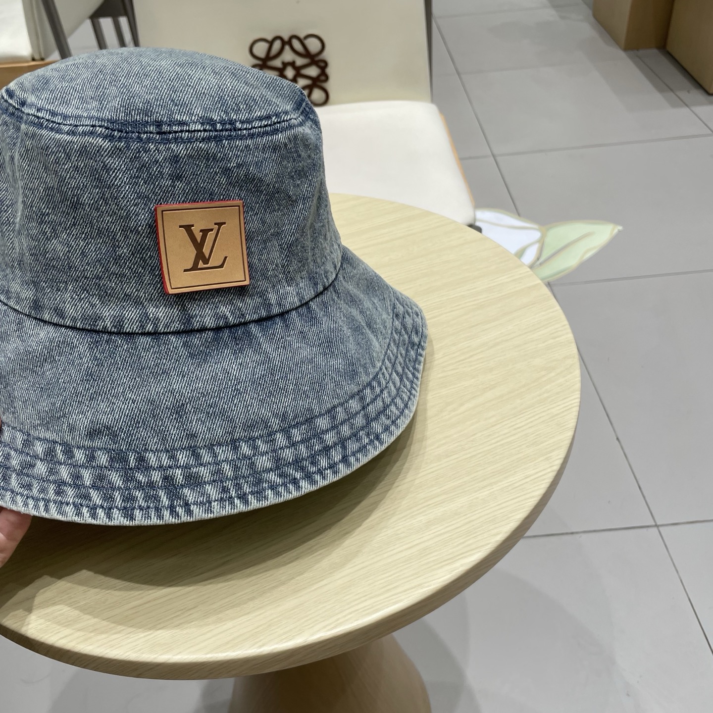  LV路易威登官网同步高版本 新款牛仔渔夫帽
火爆技术升级，洗水牛仔风街头风十足
更符合现在时尚小哥哥小