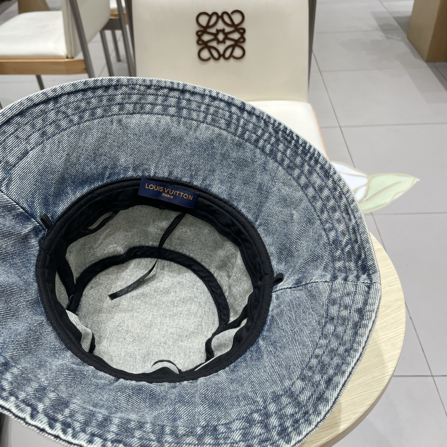  LV路易威登官网同步高版本 新款牛仔渔夫帽
火爆技术升级，洗水牛仔风街头风十足
更符合现在时尚小哥哥小