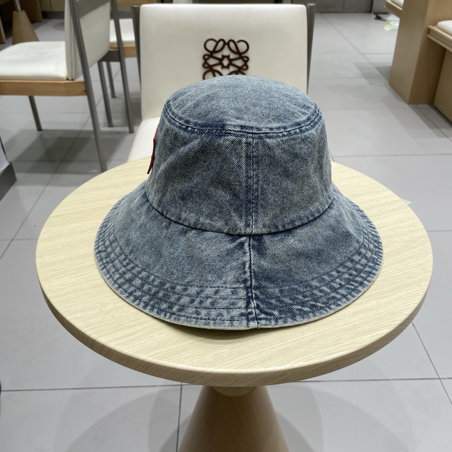  LV路易威登官网同步高版本 新款牛仔渔夫帽
火爆技术升级，洗水牛仔风街头风十足
更符合现在时尚小哥哥小