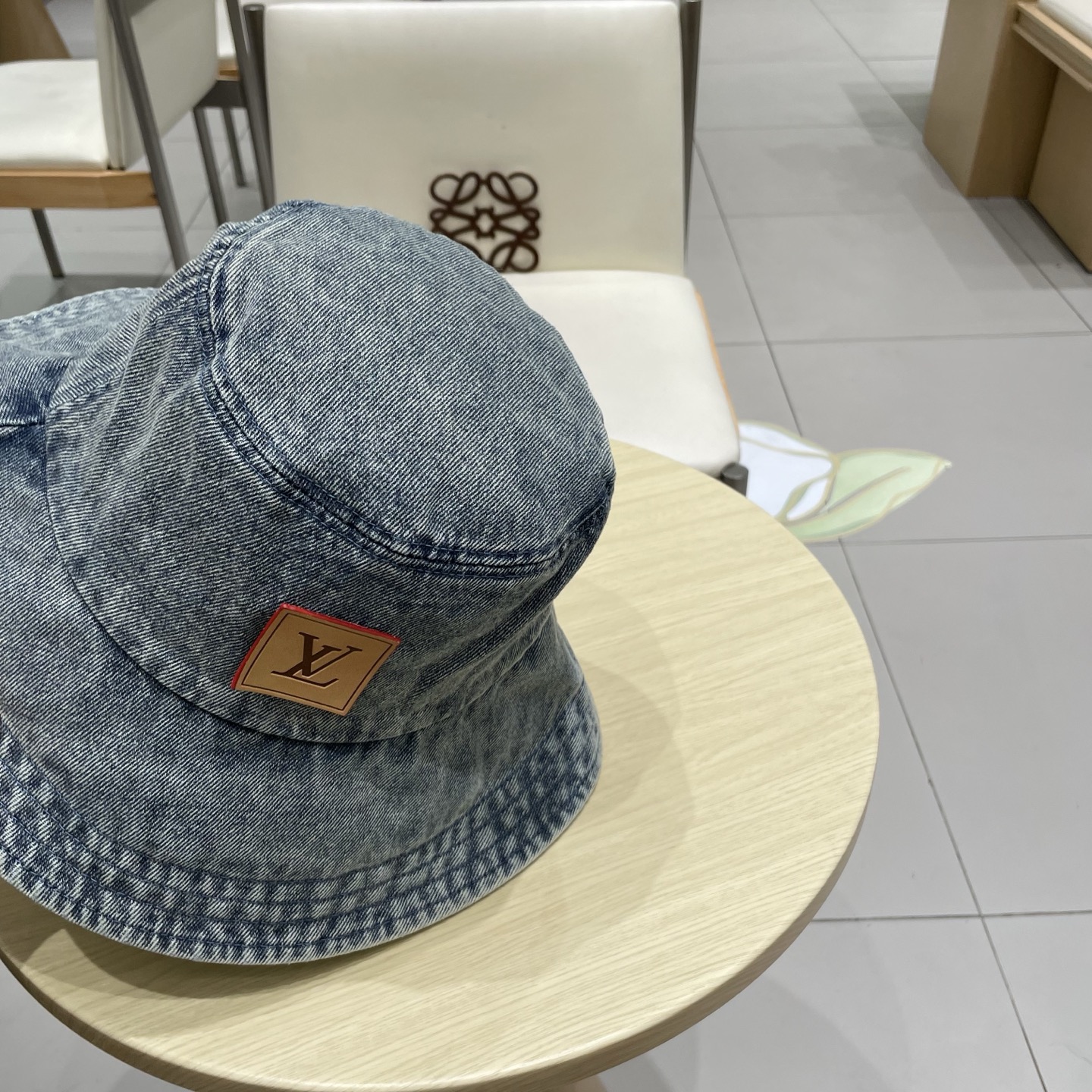 LV路易威登官网同步高版本 新款牛仔渔夫帽
火爆技术升级，洗水牛仔风街头风十足
更符合现在时尚小哥哥小