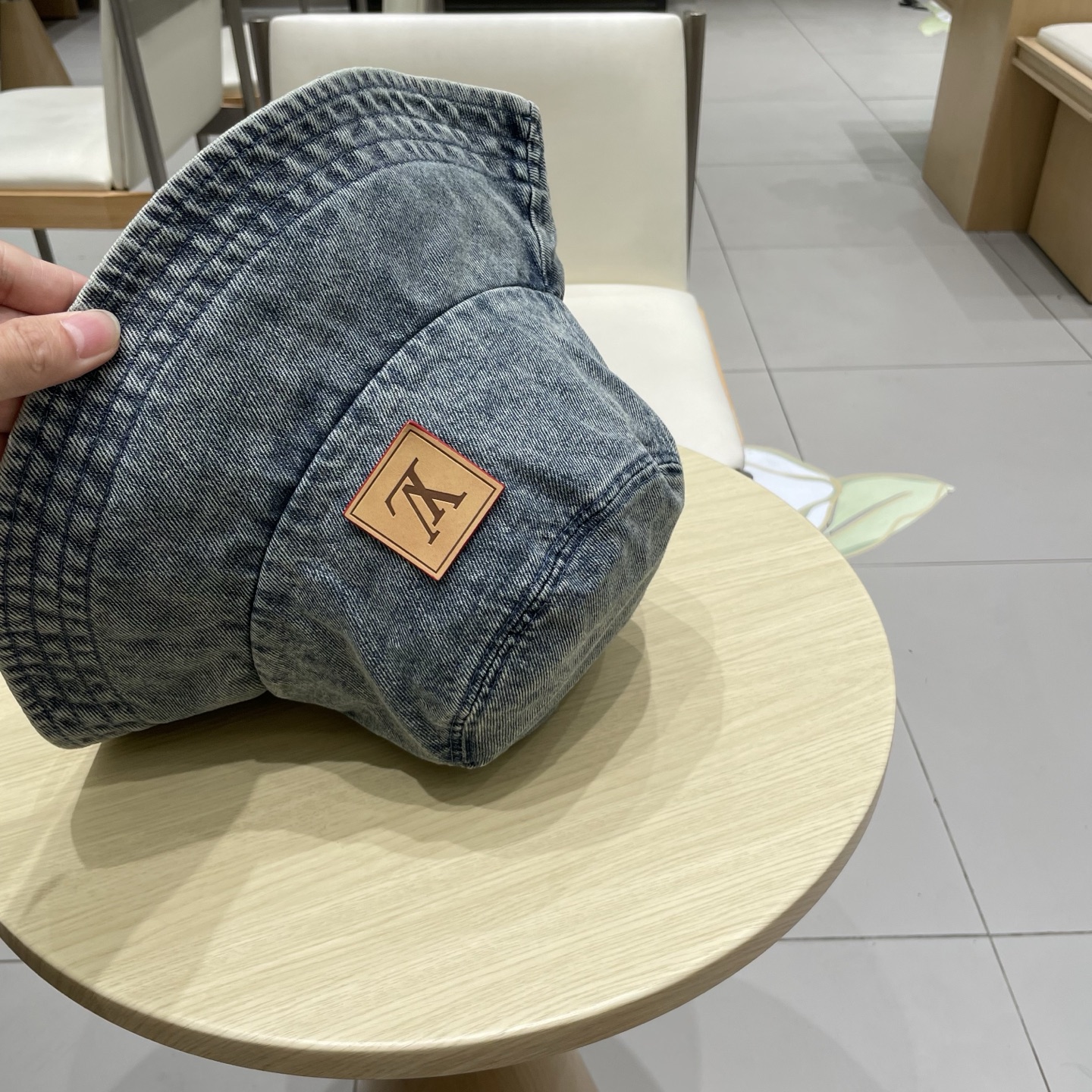  LV路易威登官网同步高版本 新款牛仔渔夫帽
火爆技术升级，洗水牛仔风街头风十足
更符合现在时尚小哥哥小