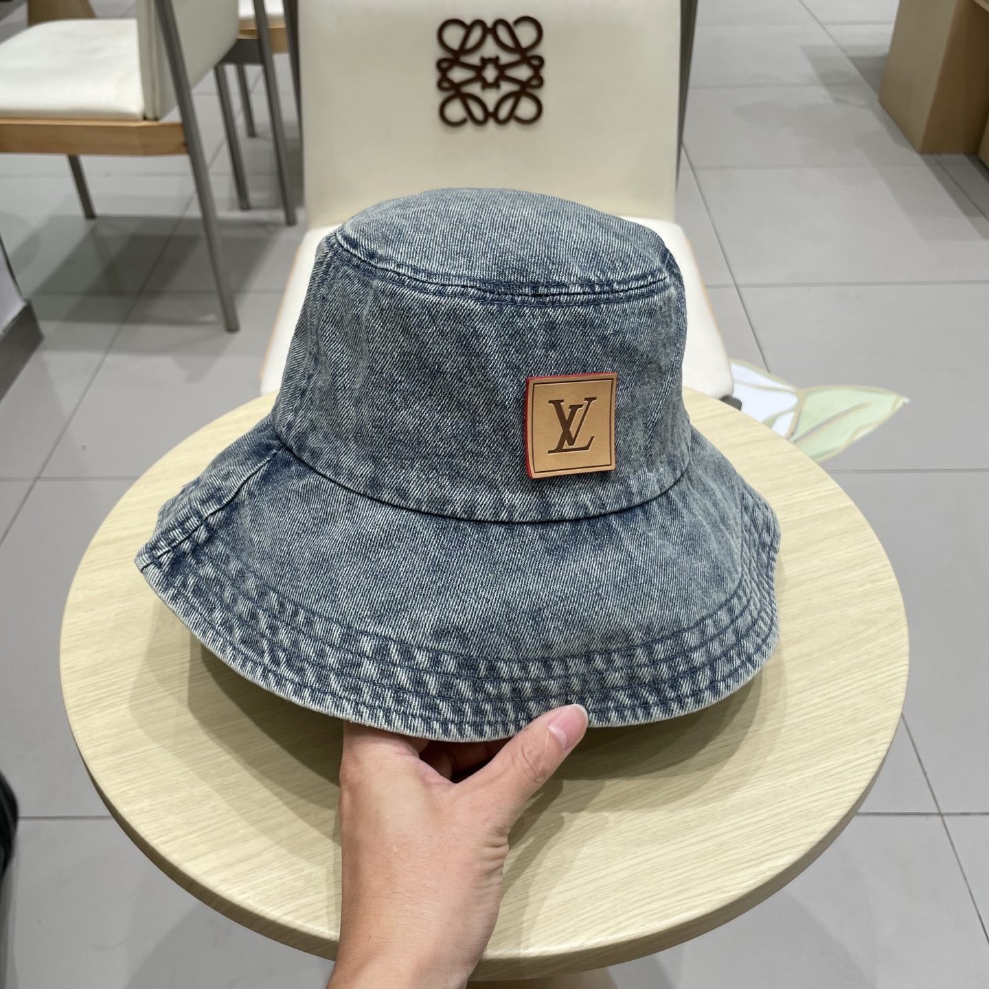  LV路易威登官网同步高版本 新款牛仔渔夫帽
火爆技术升级，洗水牛仔风街头风十足
更符合现在时尚小哥哥小