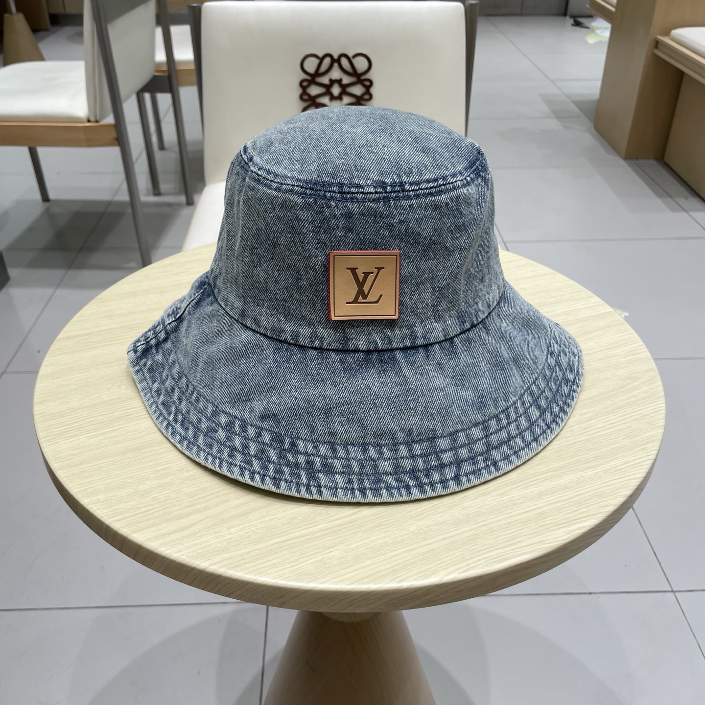  LV路易威登官网同步高版本 新款牛仔渔夫帽
火爆技术升级，洗水牛仔风街头风十足
更符合现在时尚小哥哥小