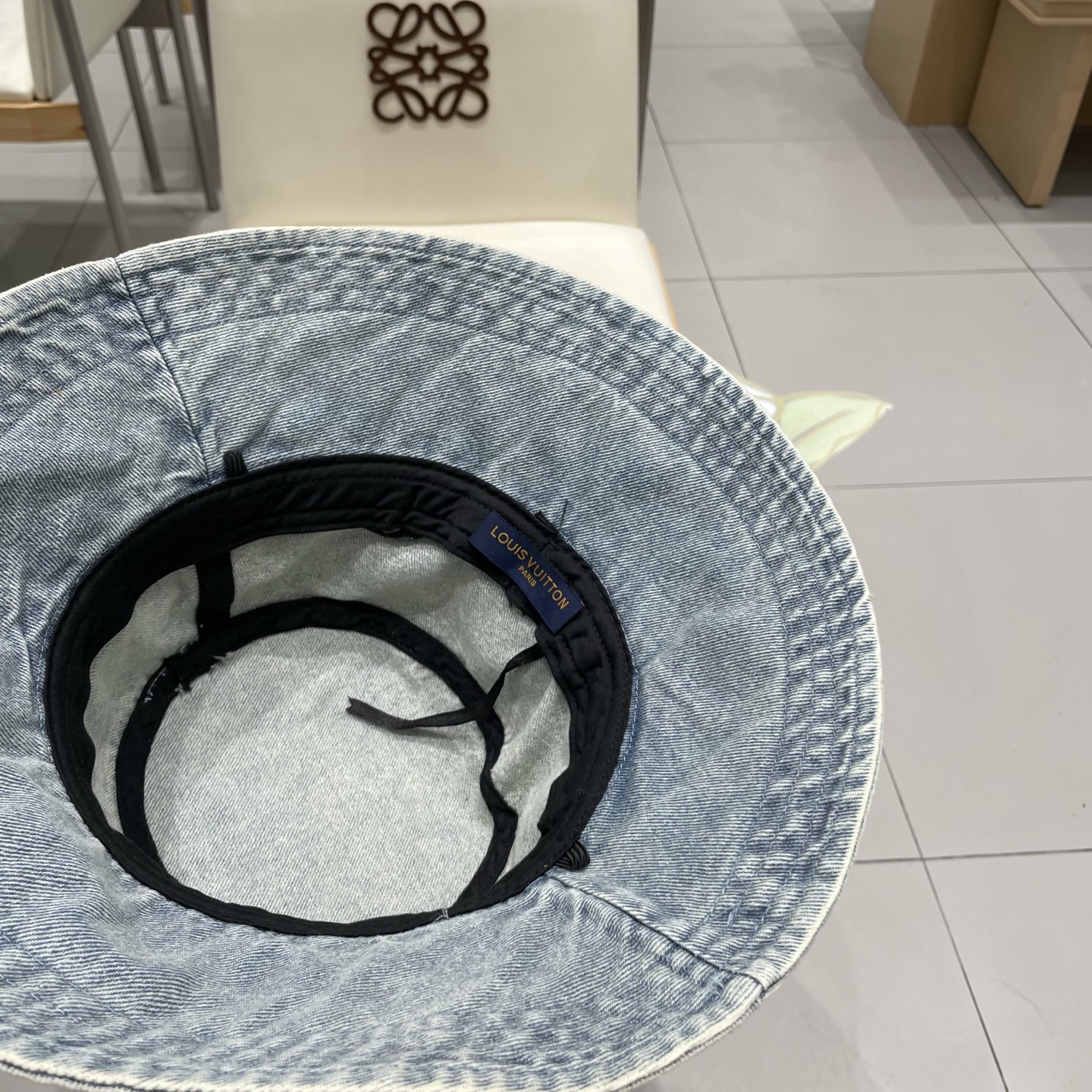  LV路易威登官网同步高版本 新款牛仔渔夫帽
火爆技术升级，洗水牛仔风街头风十足
更符合现在时尚小哥哥小