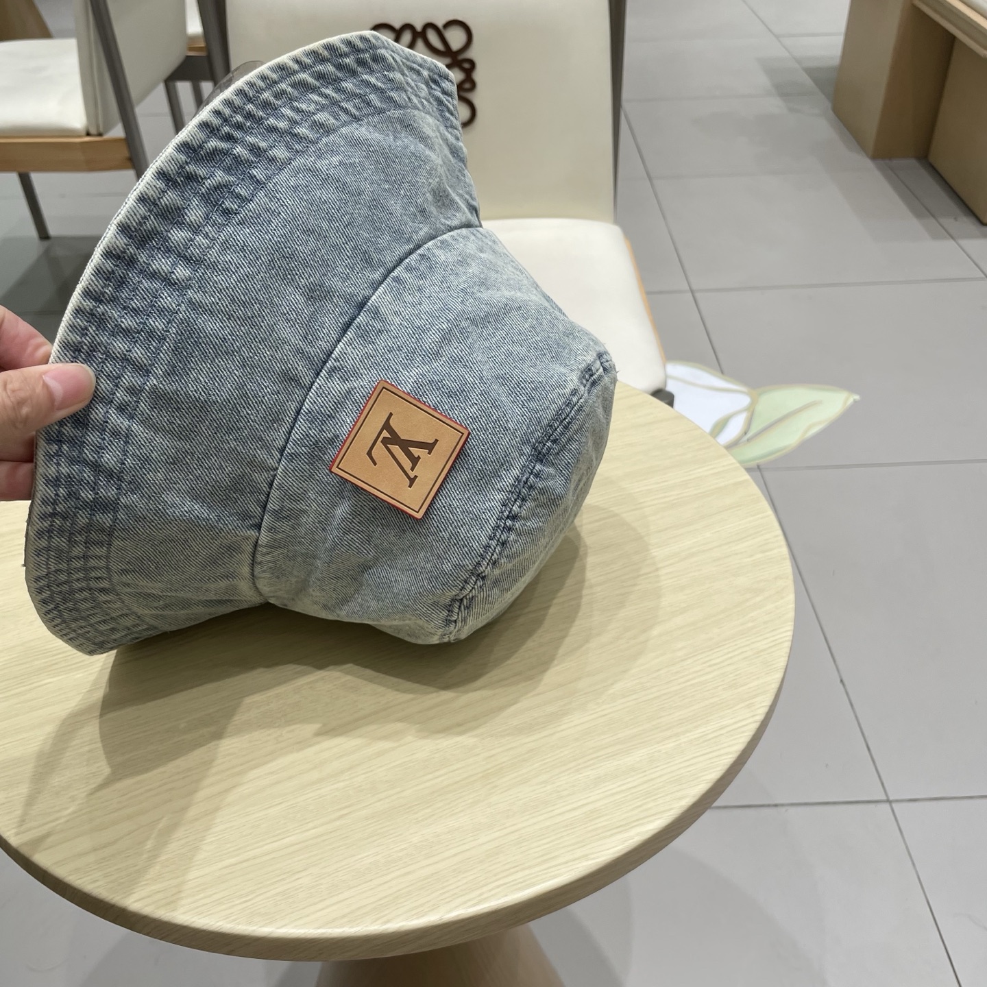  LV路易威登官网同步高版本 新款牛仔渔夫帽
火爆技术升级，洗水牛仔风街头风十足
更符合现在时尚小哥哥小