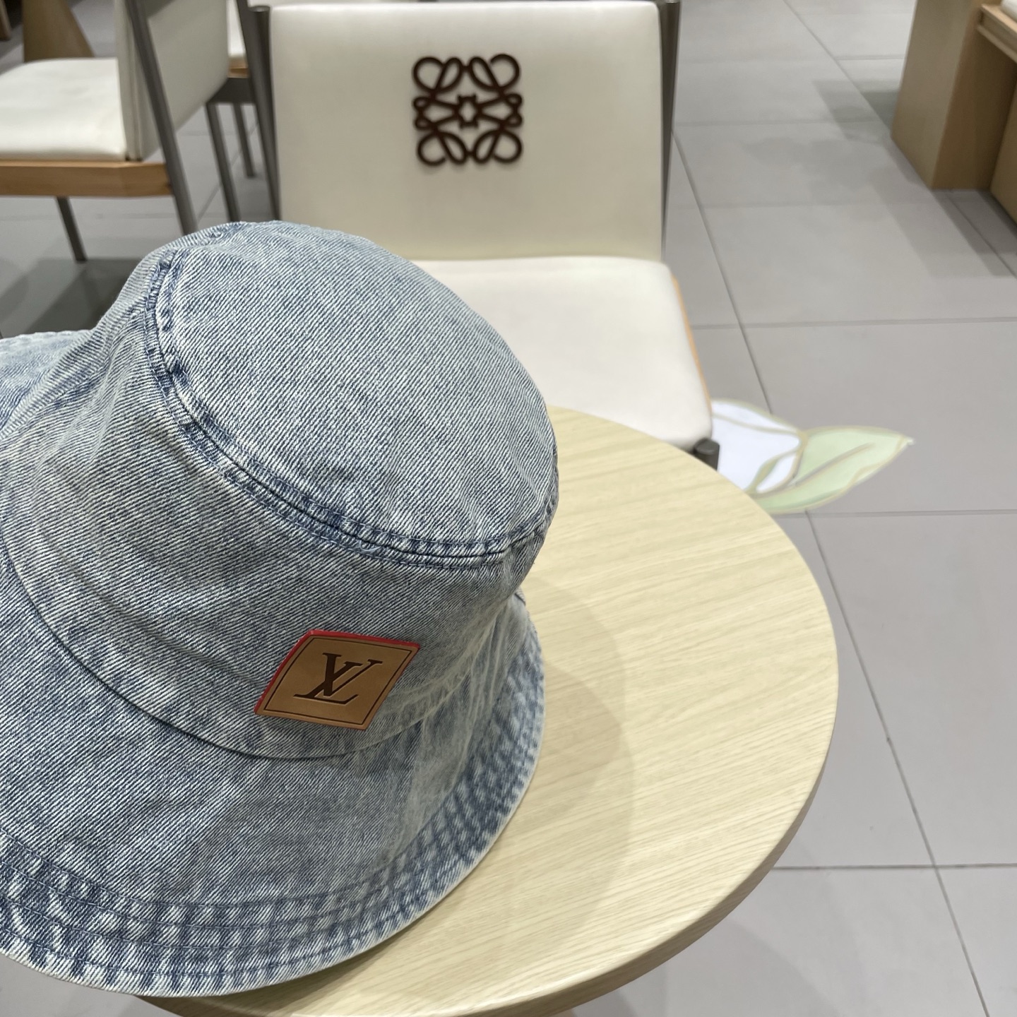  LV路易威登官网同步高版本 新款牛仔渔夫帽
火爆技术升级，洗水牛仔风街头风十足
更符合现在时尚小哥哥小