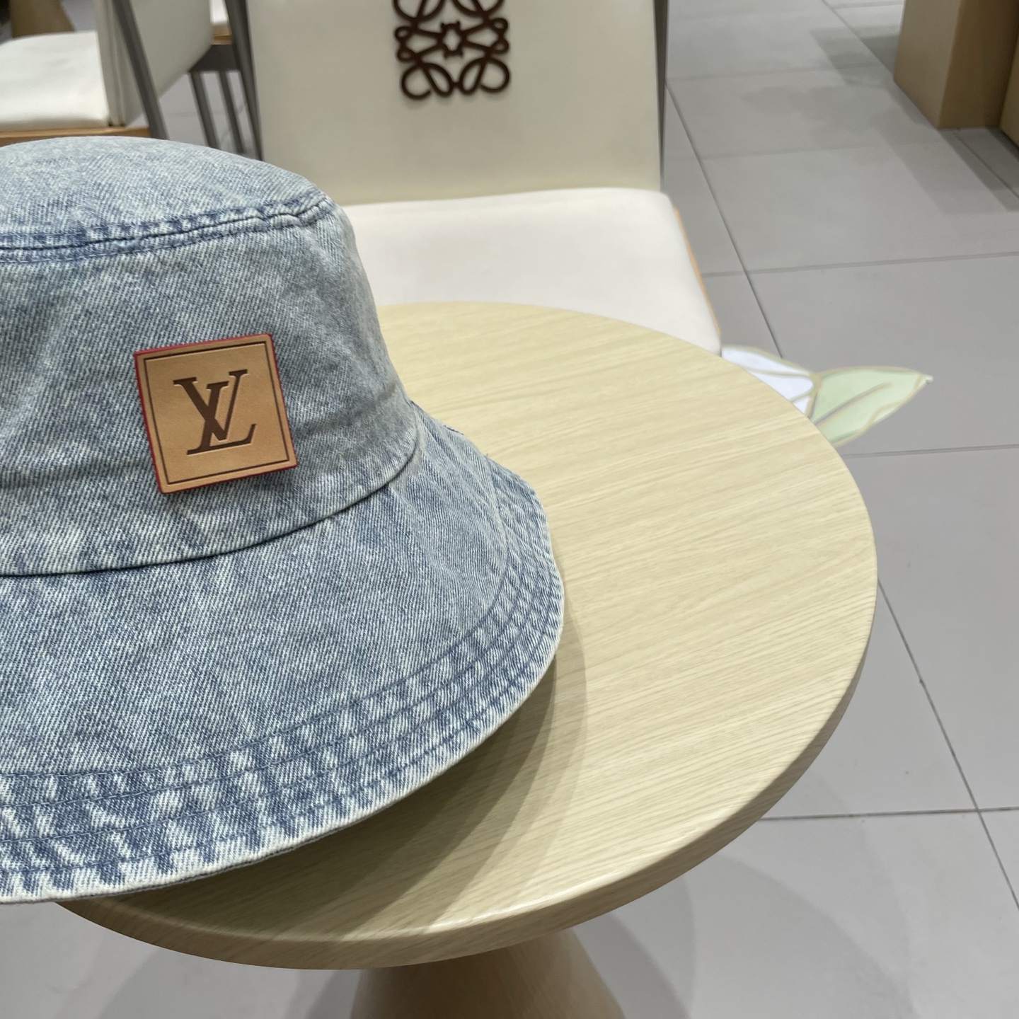  LV路易威登官网同步高版本 新款牛仔渔夫帽
火爆技术升级，洗水牛仔风街头风十足
更符合现在时尚小哥哥小