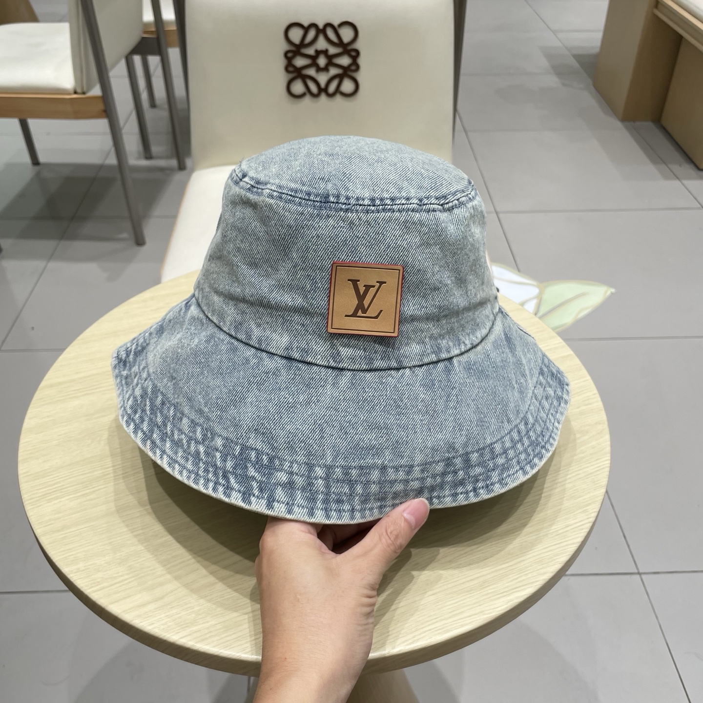  LV路易威登官网同步高版本 新款牛仔渔夫帽
火爆技术升级，洗水牛仔风街头风十足
更符合现在时尚小哥哥小