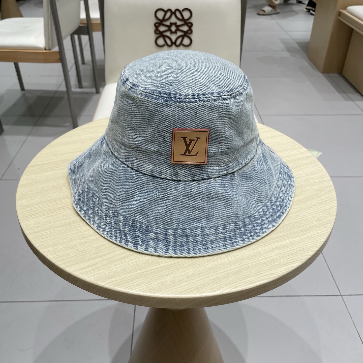  LV路易威登官网同步高版本 新款牛仔渔夫帽
火爆技术升级，洗水牛仔风街头风十足
更符合现在时尚小哥哥小