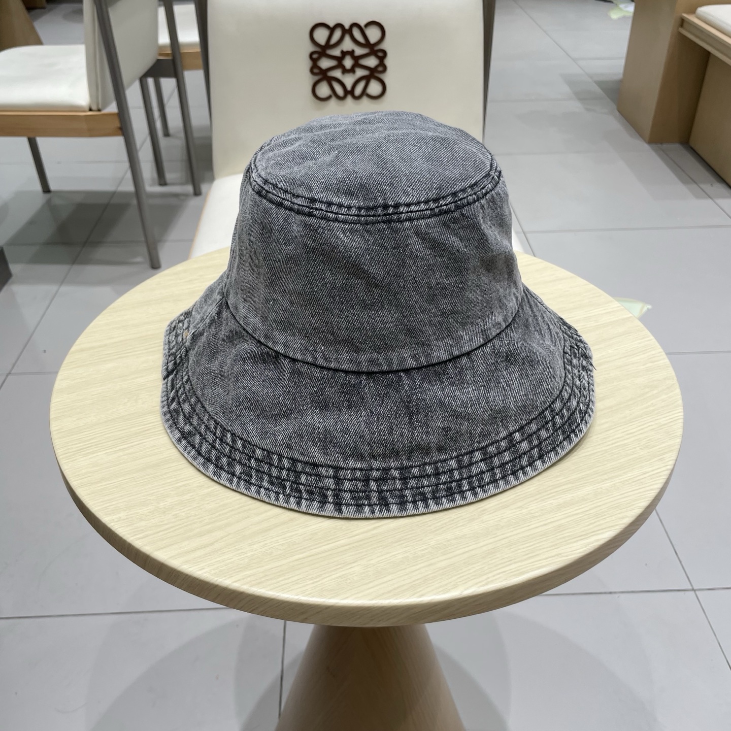  LV路易威登官网同步高版本 新款牛仔渔夫帽
火爆技术升级，洗水牛仔风街头风十足
更符合现在时尚小哥哥小