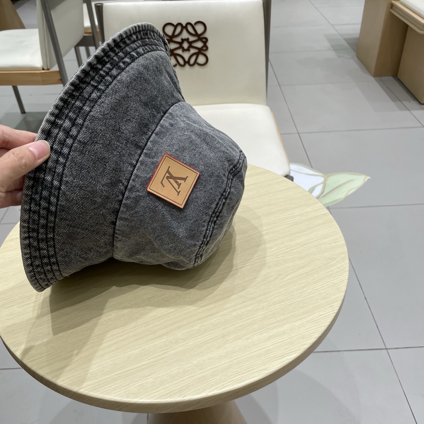  LV路易威登官网同步高版本 新款牛仔渔夫帽
火爆技术升级，洗水牛仔风街头风十足
更符合现在时尚小哥哥小