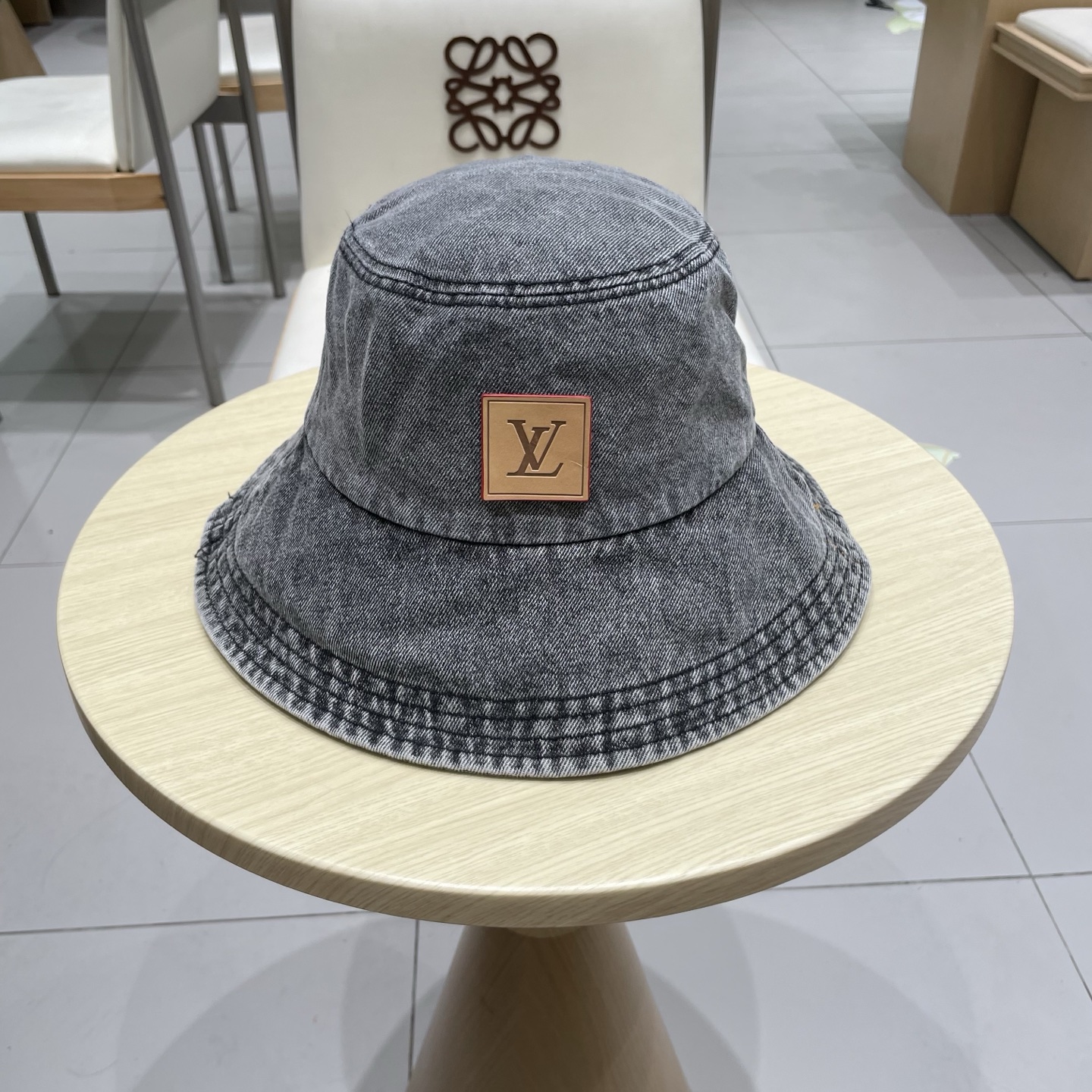  LV路易威登官网同步高版本 新款牛仔渔夫帽
火爆技术升级，洗水牛仔风街头风十足
更符合现在时尚小哥哥小