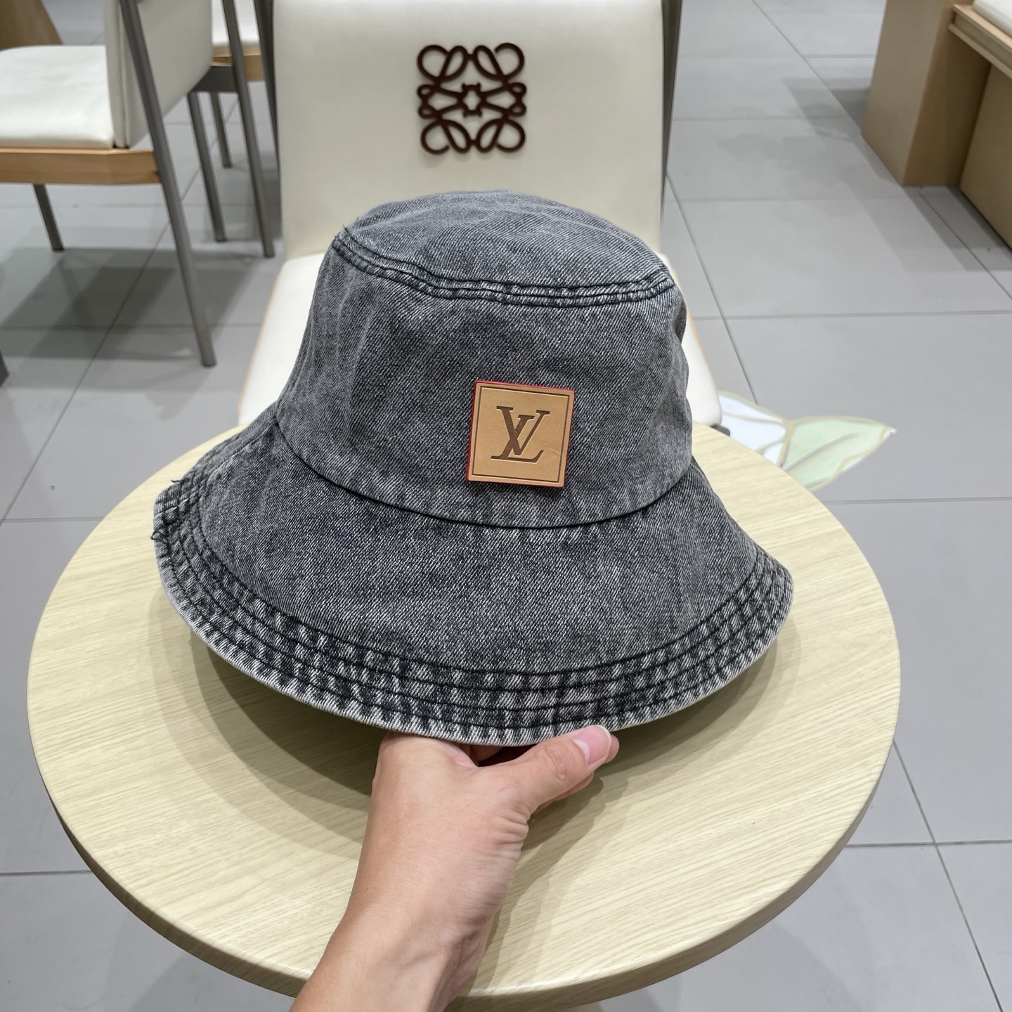  LV路易威登官网同步高版本 新款牛仔渔夫帽
火爆技术升级，洗水牛仔风街头风十足
更符合现在时尚小哥哥小