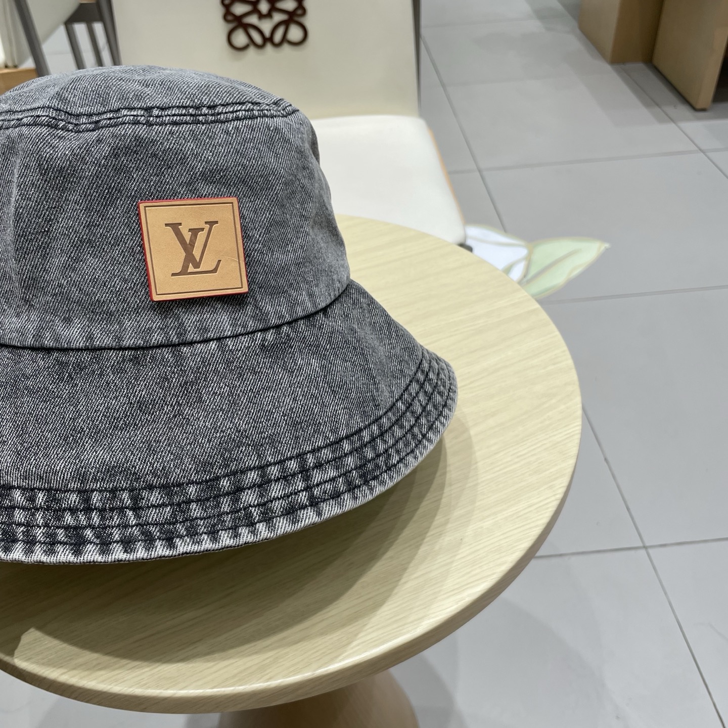  LV路易威登官网同步高版本 新款牛仔渔夫帽
火爆技术升级，洗水牛仔风街头风十足
更符合现在时尚小哥哥小