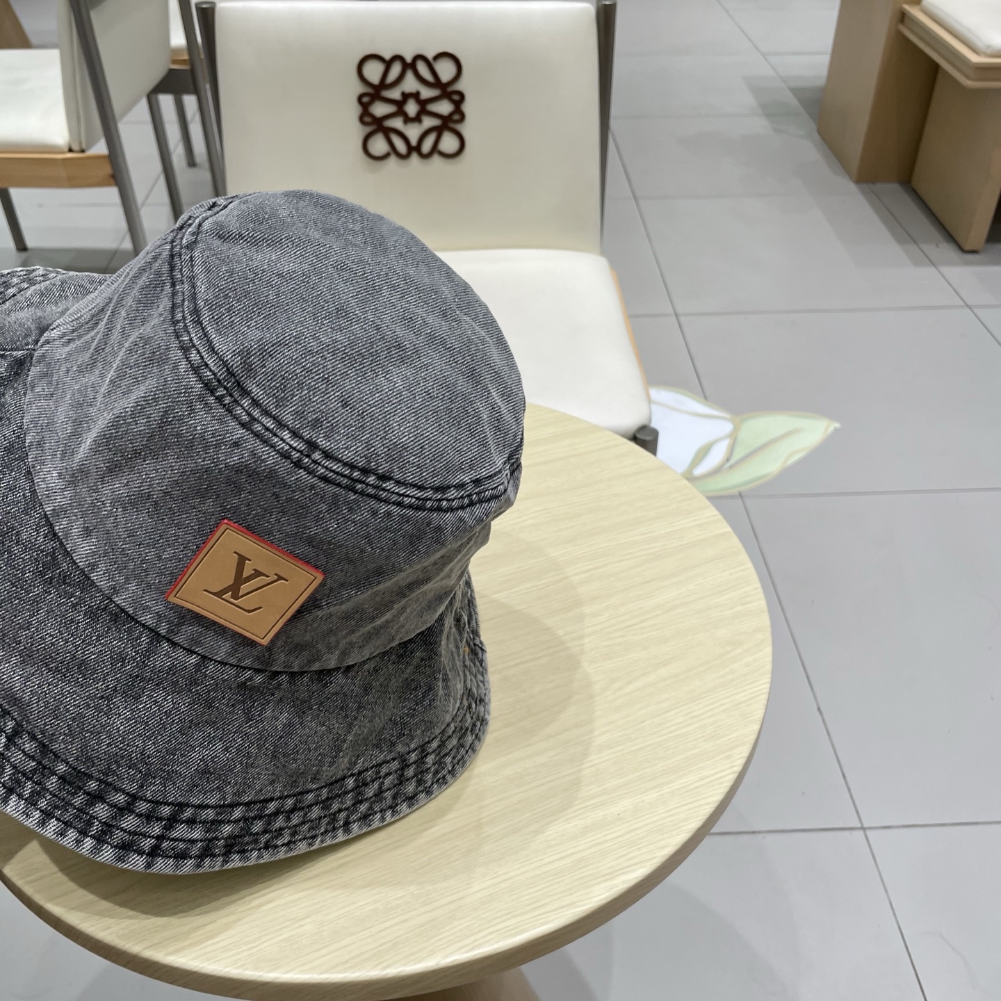 LV路易威登官网同步高版本 新款牛仔渔夫帽
火爆技术升级，洗水牛仔风街头风十足
更符合现在时尚小哥哥小