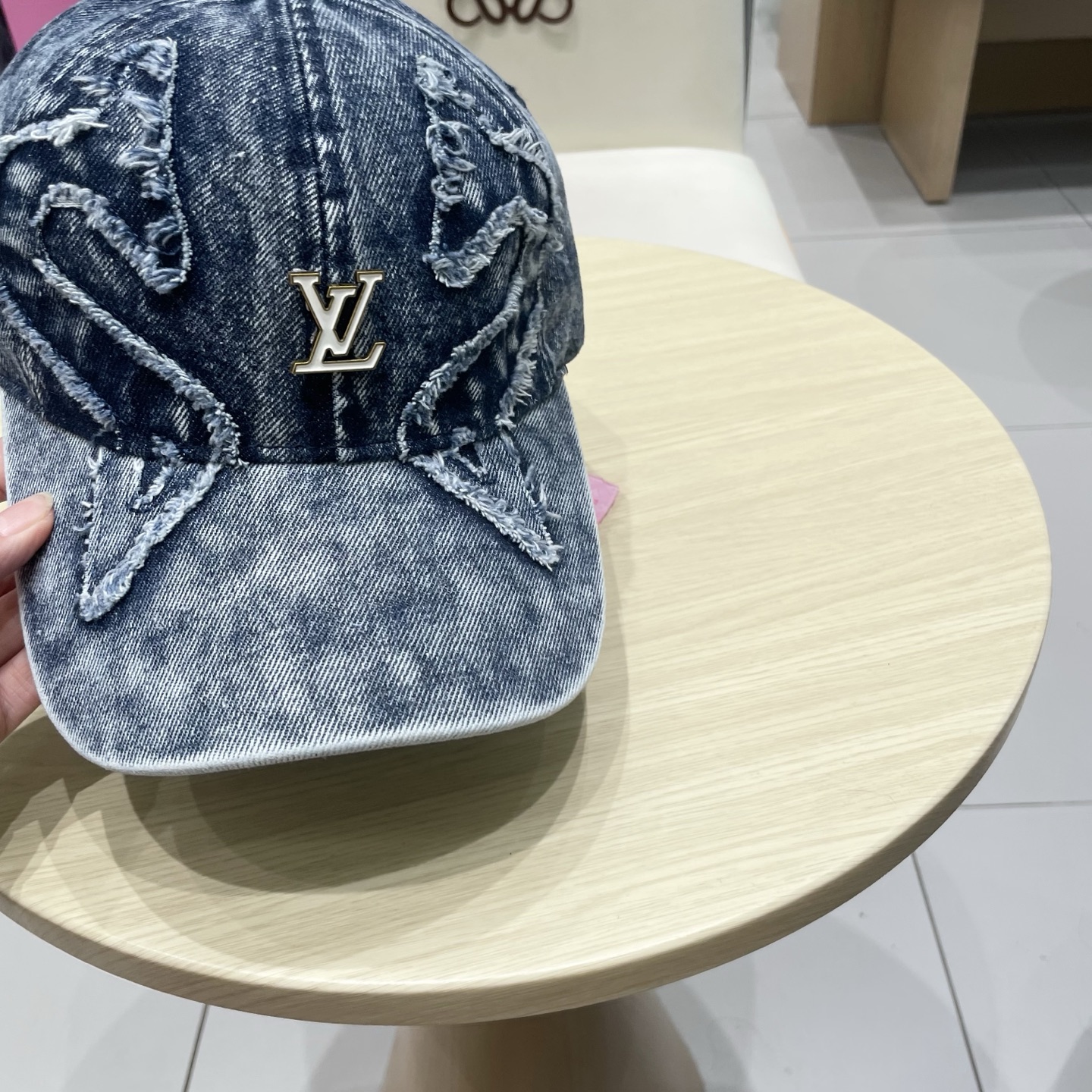  🧢路易威登棒球帽 LouisVuitton😍新款LV棒球帽，重工打造♥️高端大气，百搭款🤗男女通用！跑
