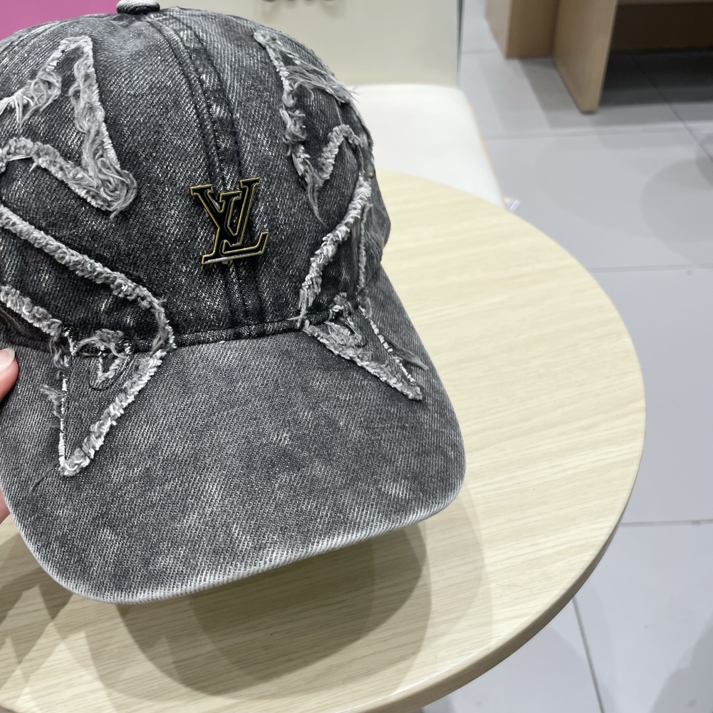  🧢路易威登棒球帽 LouisVuitton😍新款LV棒球帽，重工打造♥️高端大气，百搭款🤗男女通用！跑