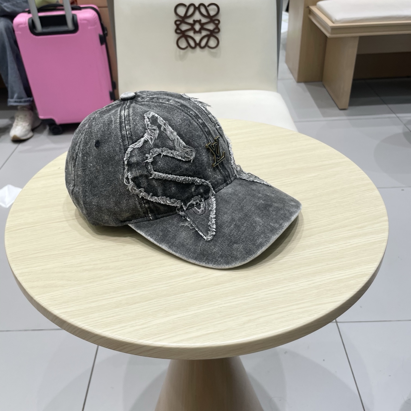  🧢路易威登棒球帽 LouisVuitton😍新款LV棒球帽，重工打造♥️高端大气，百搭款🤗男女通用！跑
