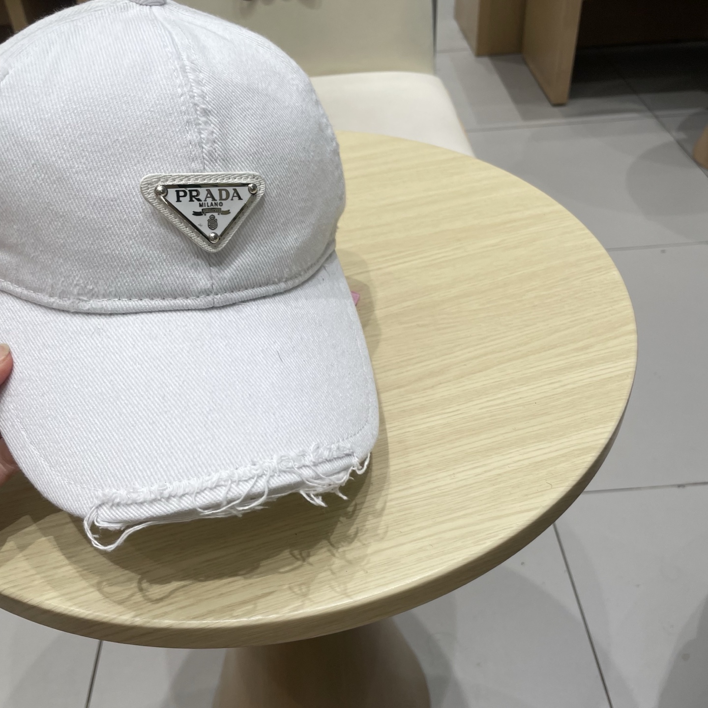  普拉达Prada 经典三角标棒球帽🧢万能必留款 戴一万年都好看 日常刚需 颜色完美 帽型正点 简直谁戴