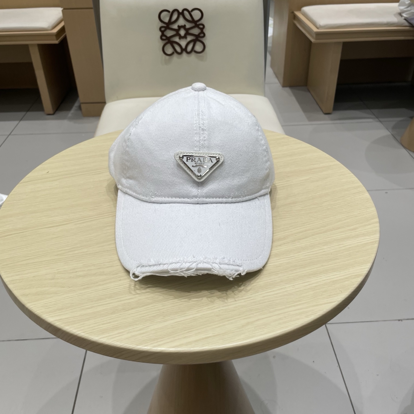  普拉达Prada 经典三角标棒球帽🧢万能必留款 戴一万年都好看 日常刚需 颜色完美 帽型正点 简直谁戴