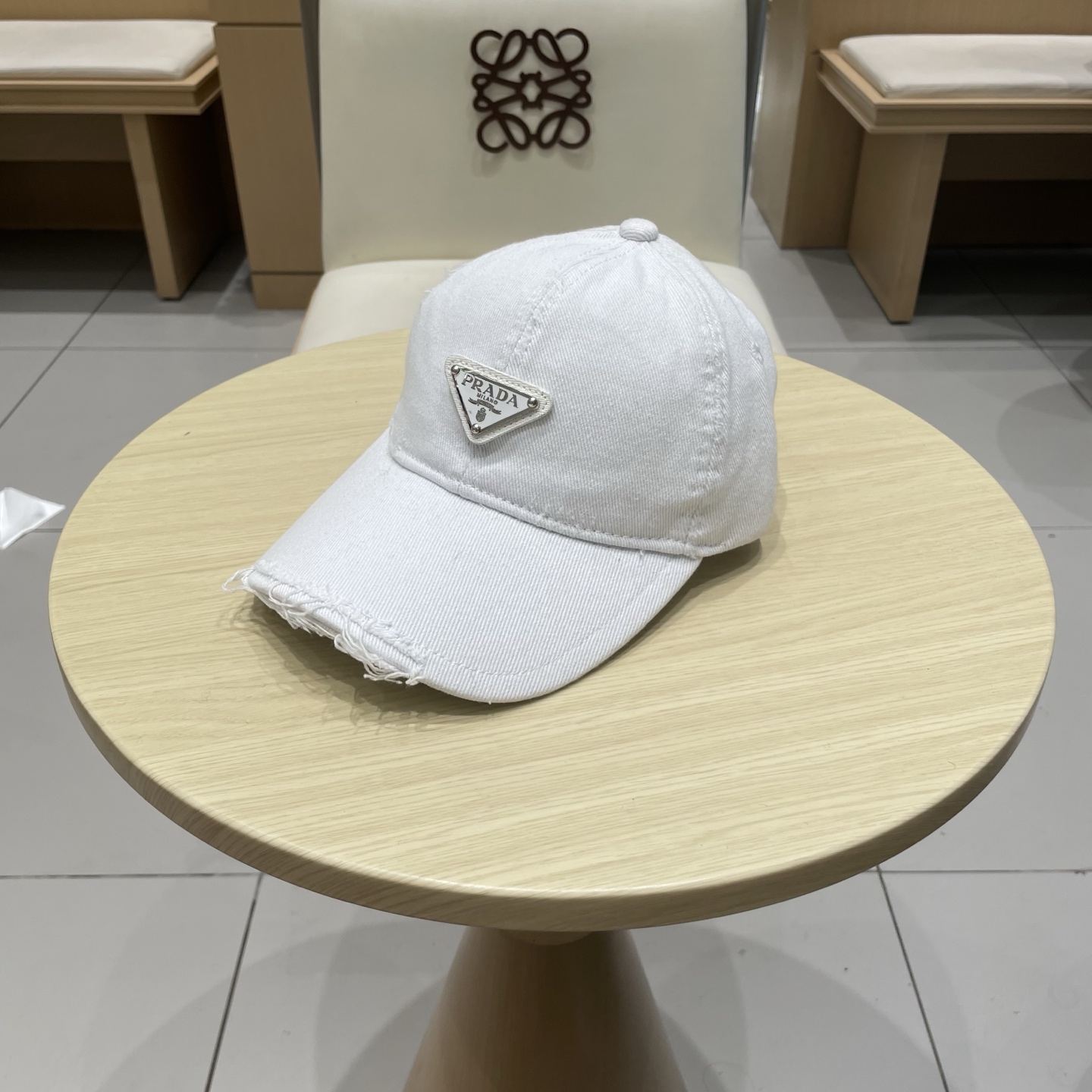  普拉达Prada 经典三角标棒球帽🧢万能必留款 戴一万年都好看 日常刚需 颜色完美 帽型正点 简直谁戴