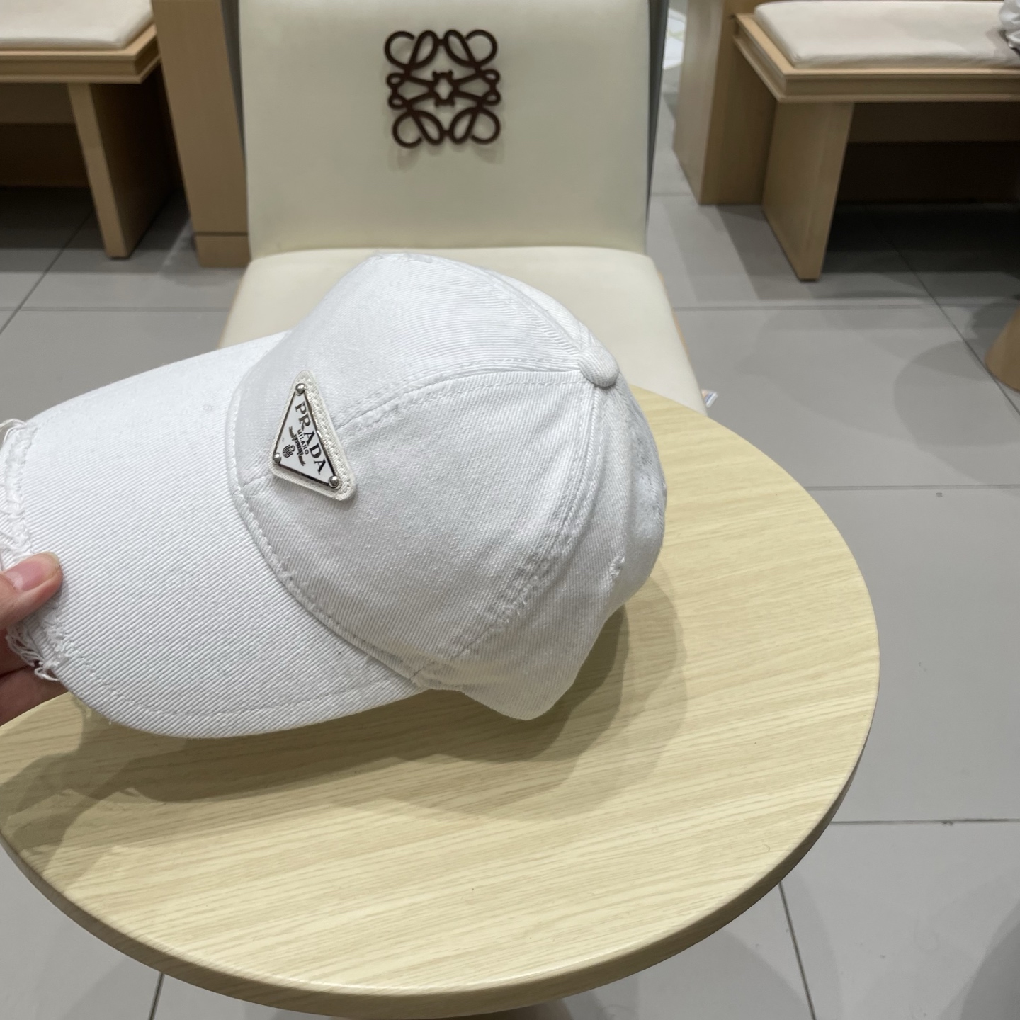  普拉达Prada 经典三角标棒球帽🧢万能必留款 戴一万年都好看 日常刚需 颜色完美 帽型正点 简直谁戴