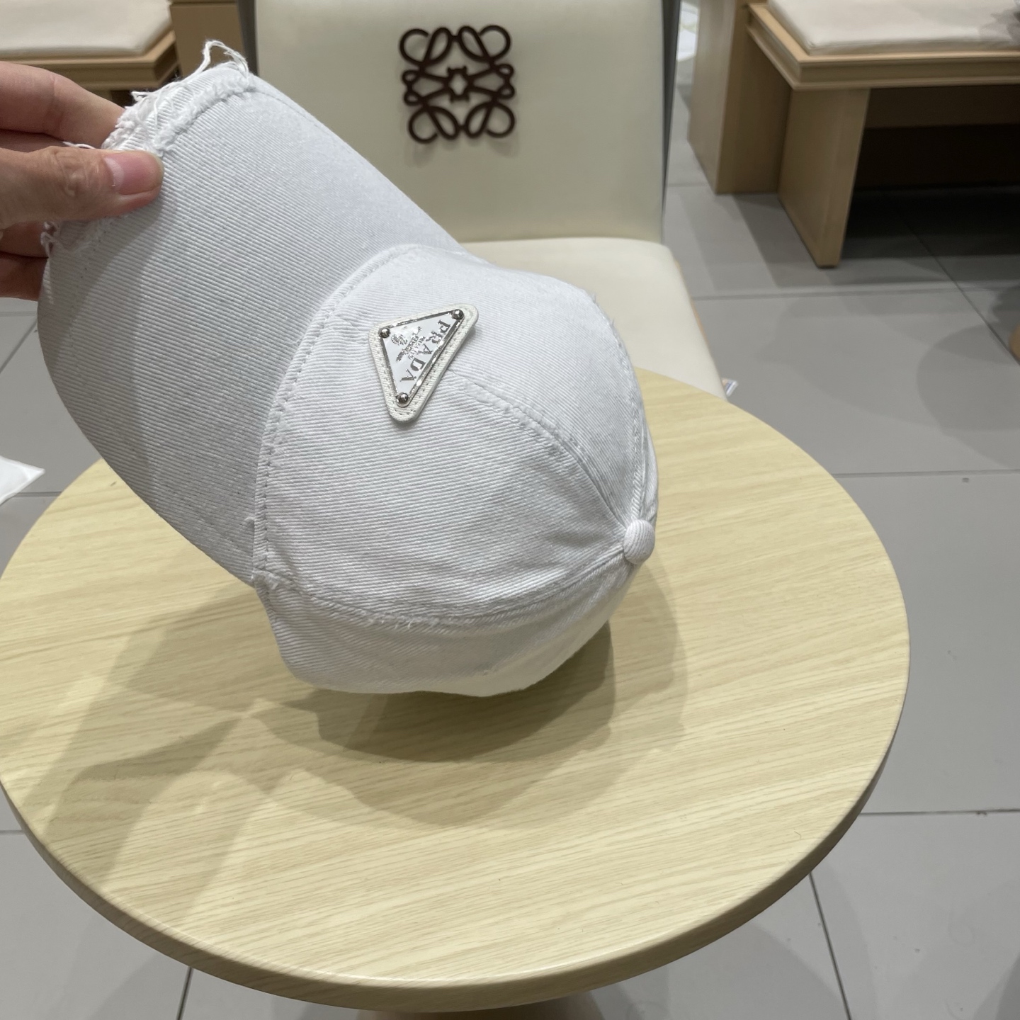  普拉达Prada 经典三角标棒球帽🧢万能必留款 戴一万年都好看 日常刚需 颜色完美 帽型正点 简直谁戴