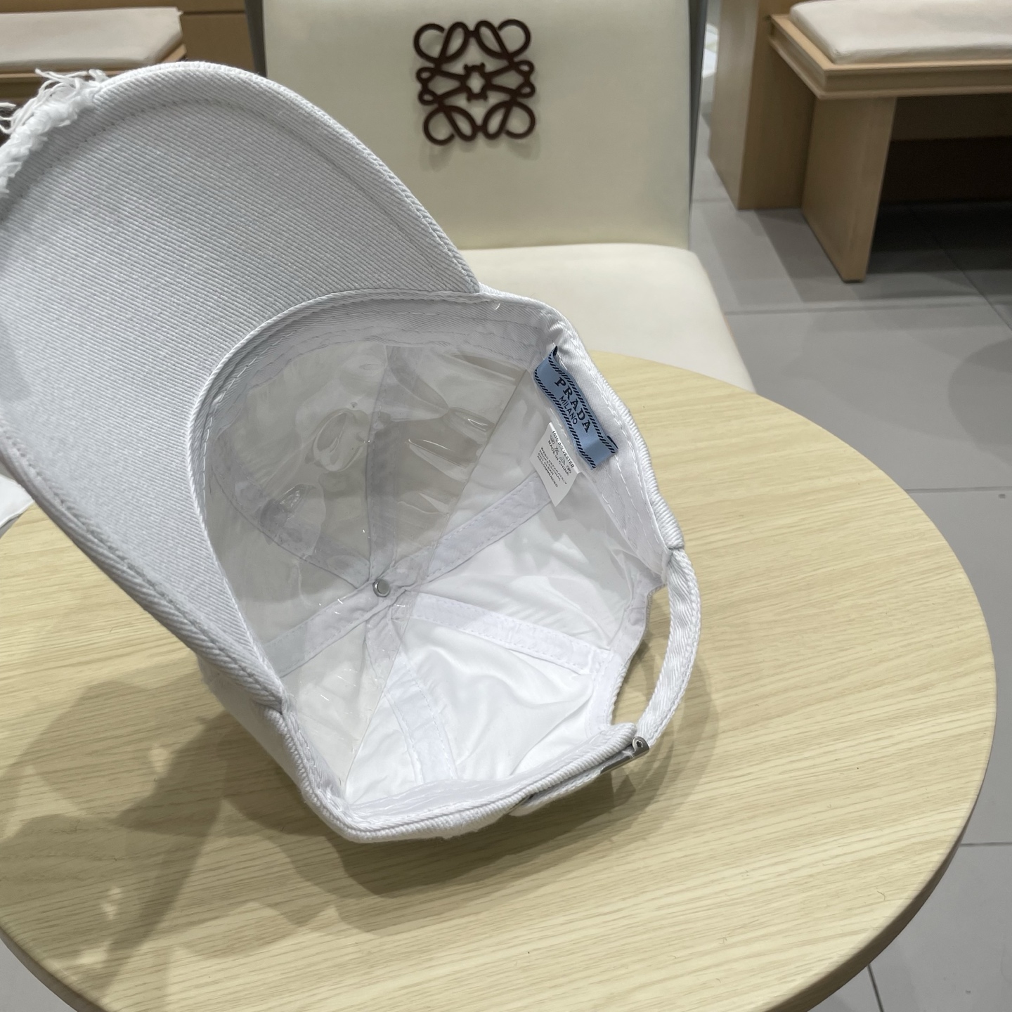  普拉达Prada 经典三角标棒球帽🧢万能必留款 戴一万年都好看 日常刚需 颜色完美 帽型正点 简直谁戴