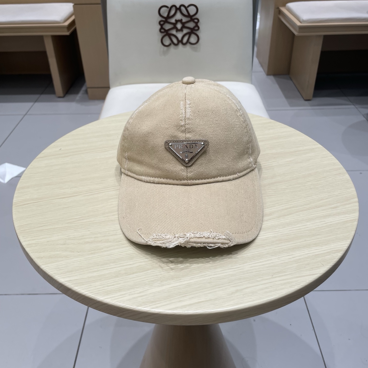  普拉达Prada 经典三角标棒球帽🧢万能必留款 戴一万年都好看 日常刚需 颜色完美 帽型正点 简直谁戴
