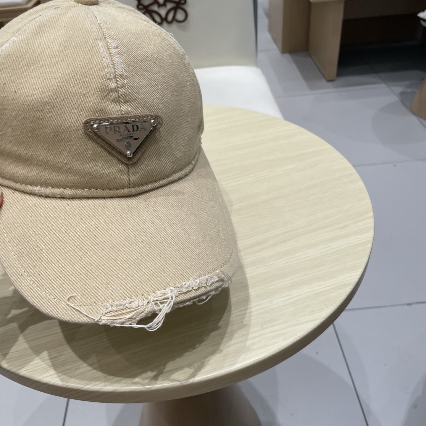  普拉达Prada 经典三角标棒球帽🧢万能必留款 戴一万年都好看 日常刚需 颜色完美 帽型正点 简直谁戴