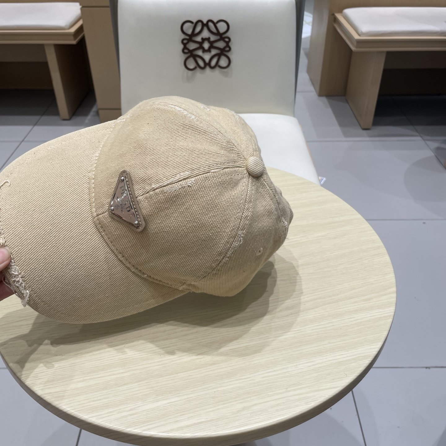  普拉达Prada 经典三角标棒球帽🧢万能必留款 戴一万年都好看 日常刚需 颜色完美 帽型正点 简直谁戴