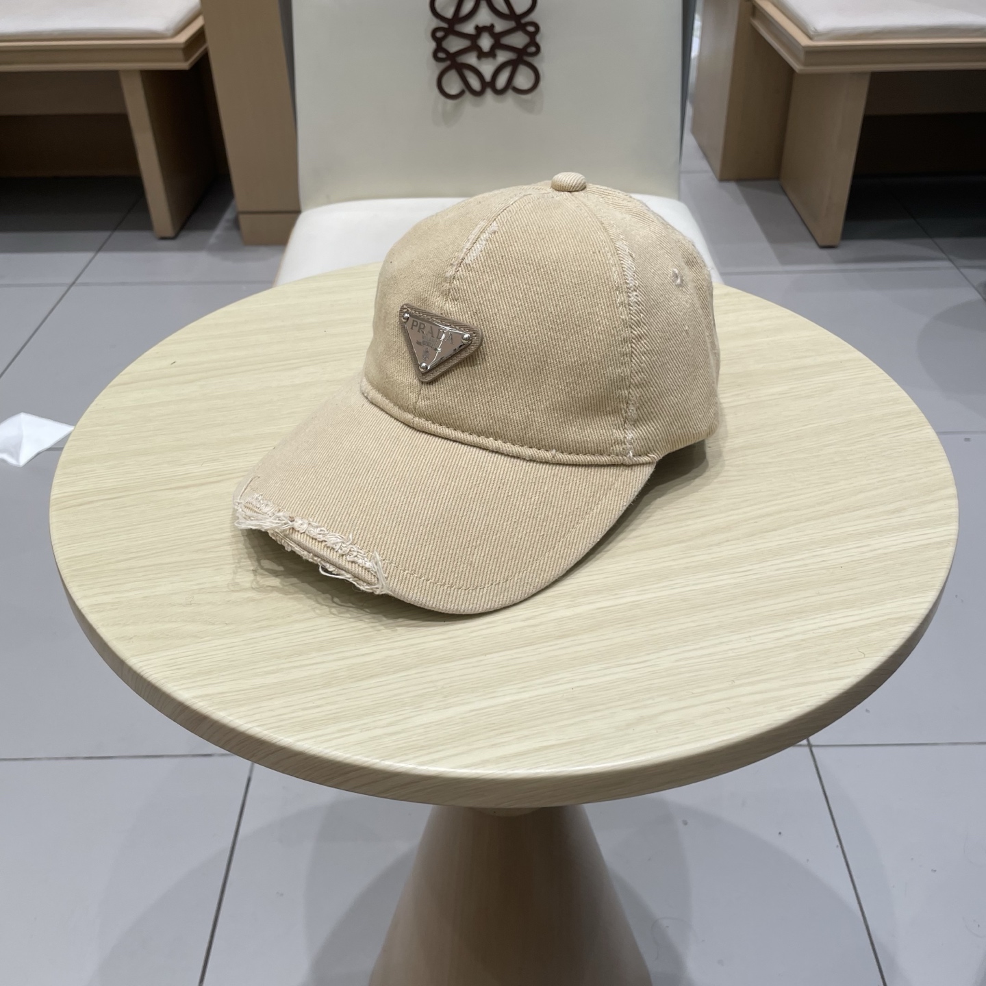  普拉达Prada 经典三角标棒球帽🧢万能必留款 戴一万年都好看 日常刚需 颜色完美 帽型正点 简直谁戴