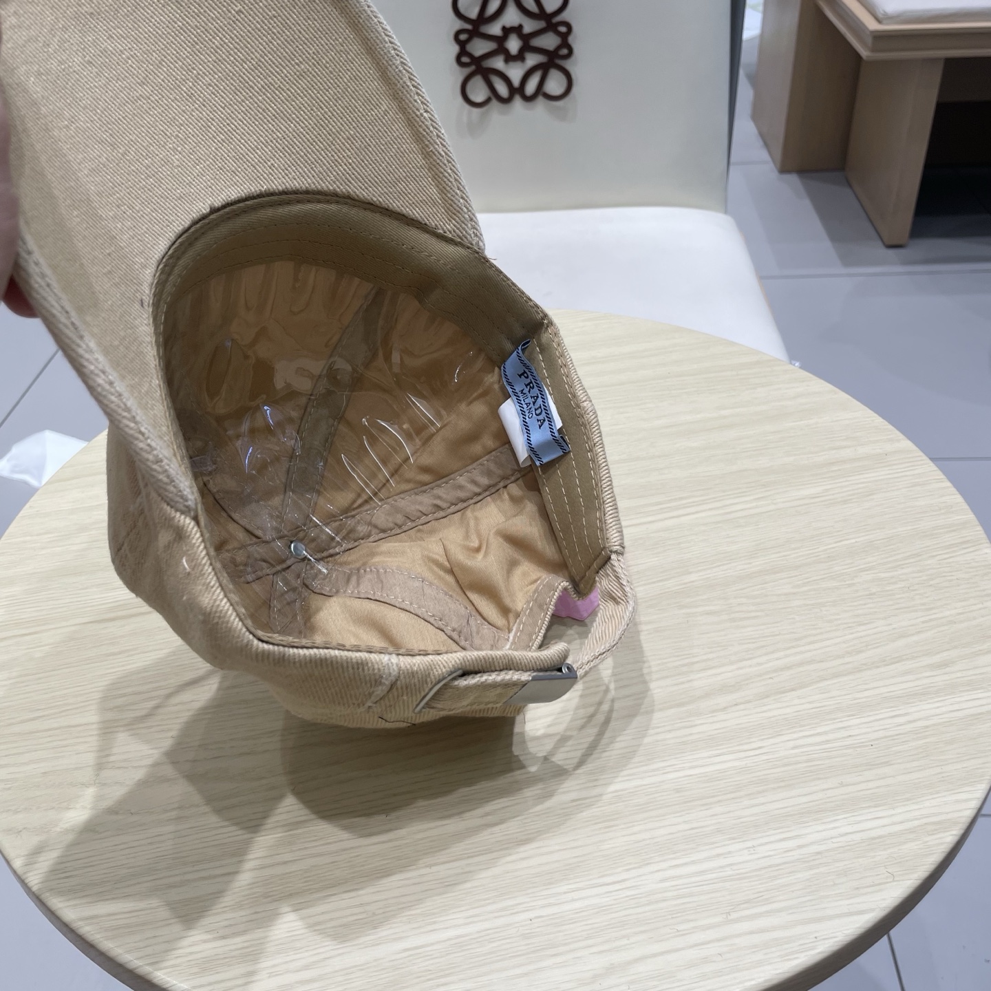  普拉达Prada 经典三角标棒球帽🧢万能必留款 戴一万年都好看 日常刚需 颜色完美 帽型正点 简直谁戴