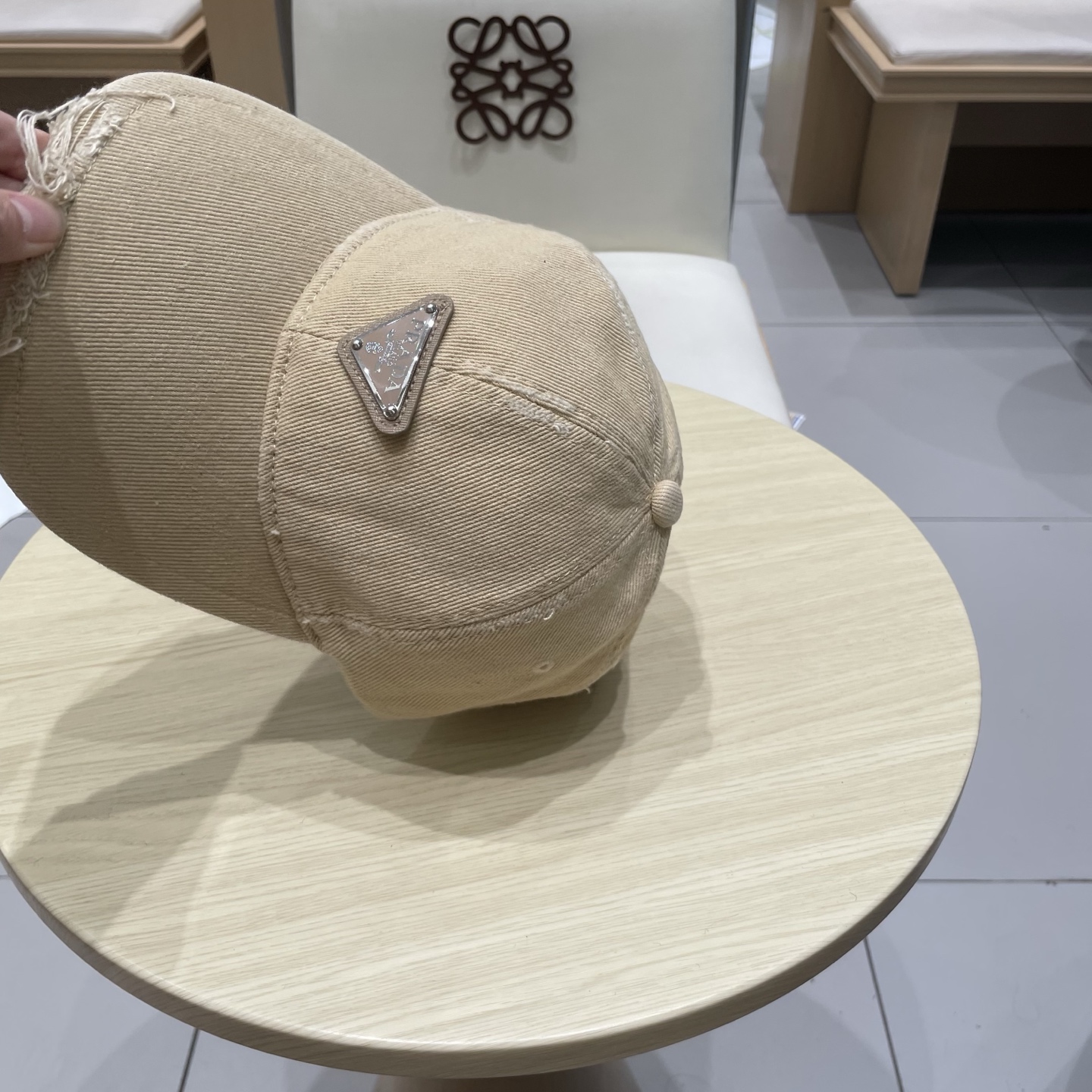  普拉达Prada 经典三角标棒球帽🧢万能必留款 戴一万年都好看 日常刚需 颜色完美 帽型正点 简直谁戴