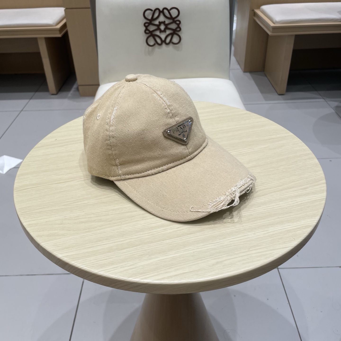  普拉达Prada 经典三角标棒球帽🧢万能必留款 戴一万年都好看 日常刚需 颜色完美 帽型正点 简直谁戴