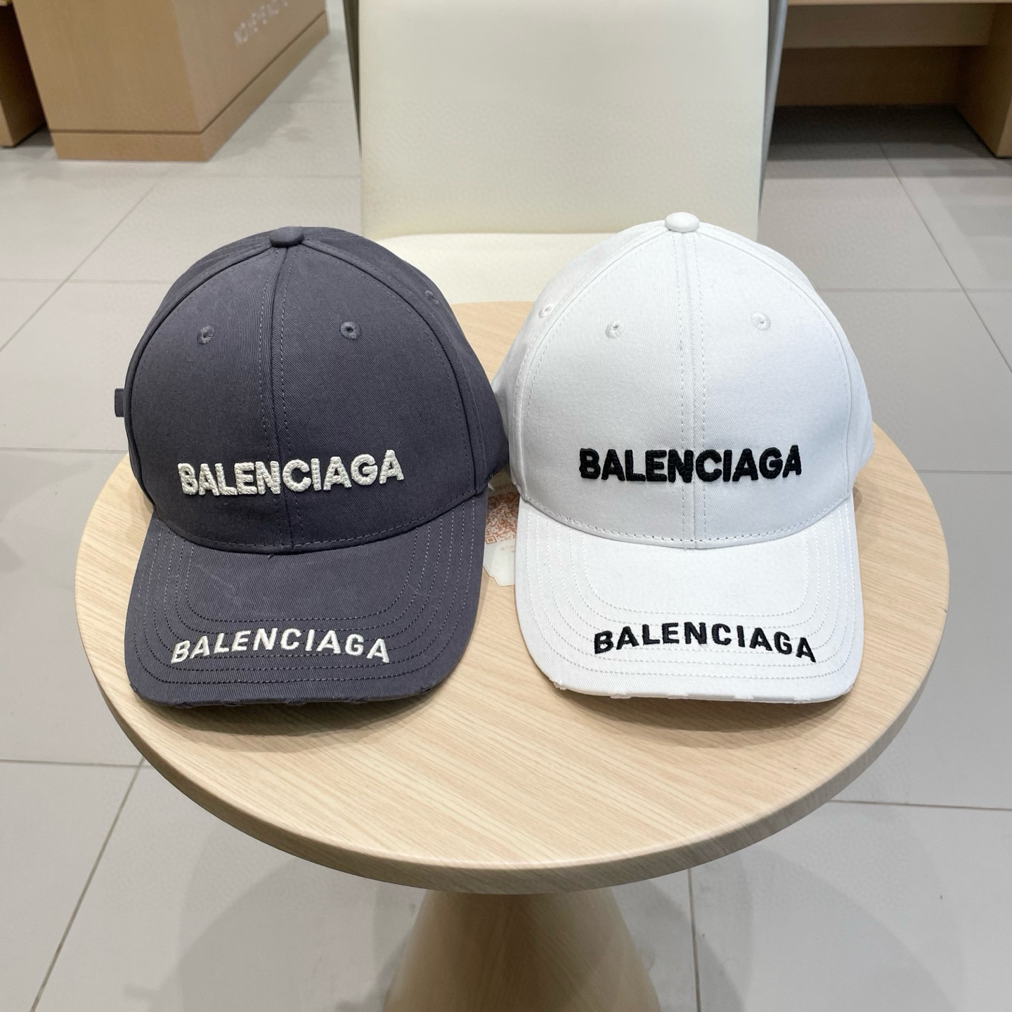  BALENCIAGA巴黎世家新款刺绣logo棒球帽，很酷的色系，男女佩戴都有不同style，第一批抢先