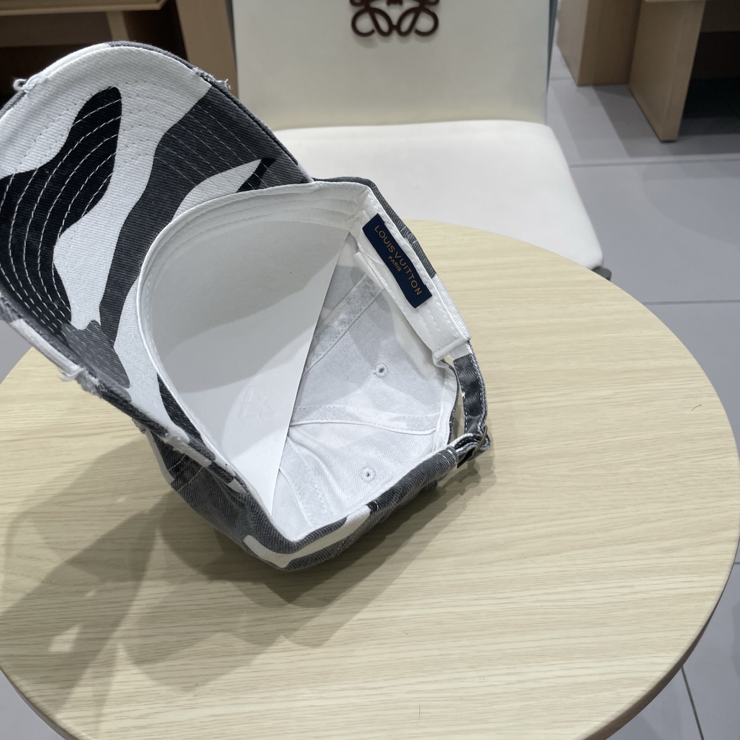  🧢路易威登棒球帽 LouisVuitton😍新款LV棒球帽，重工打造♥️高端大气，百搭款🤗男女通用！跑