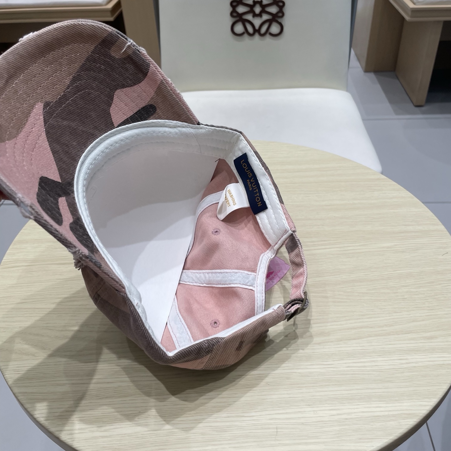  🧢路易威登棒球帽 LouisVuitton😍新款LV棒球帽，重工打造♥️高端大气，百搭款🤗男女通用！跑