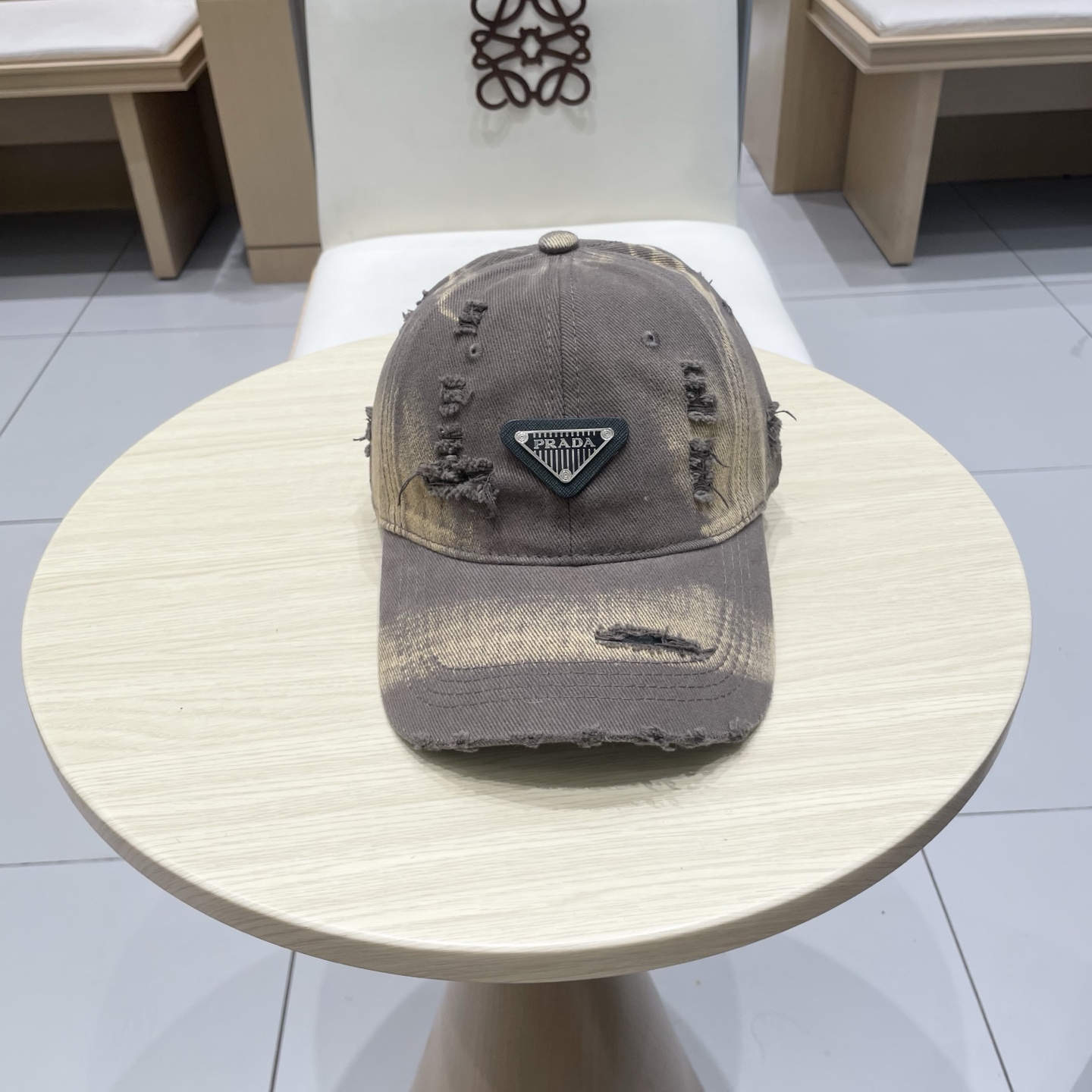  普拉达 Prada🆕春款新款个性棒球帽，高品质透气性巨佳，四季佩戴款
高颜值时尚单品！
男女同款