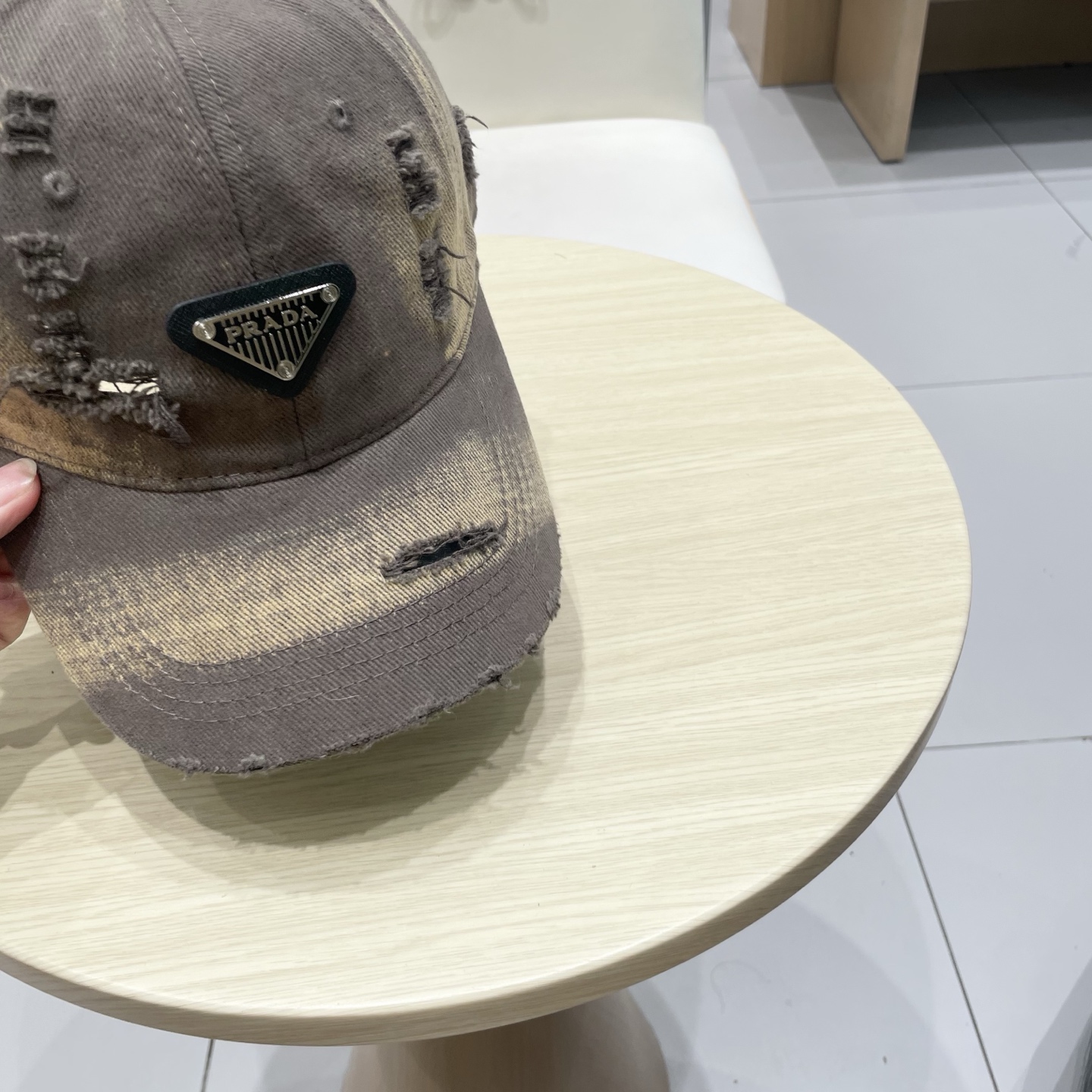  普拉达 Prada🆕春款新款个性棒球帽，高品质透气性巨佳，四季佩戴款
高颜值时尚单品！
男女同款